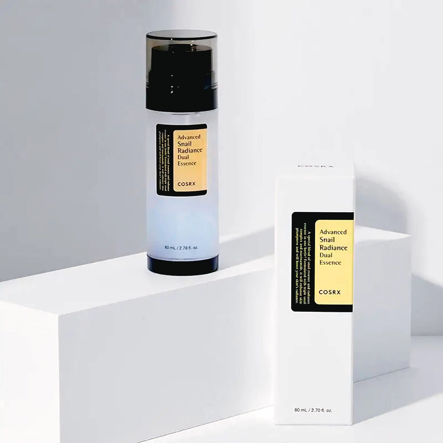 Advanced Snail Radiance Dual Essence da COSRX – essência bifásica com mucina de caracol e niacinamida, formulada para hidratar, iluminar e reforçar a barreira cutânea. Combina os benefícios regeneradores da mucina de caracol com o poder iluminador da niacinamida, proporcionando uma pele mais firme, suave e radiante. Perfeito para todos os tipos de pele na rotina de skincare coreano.
