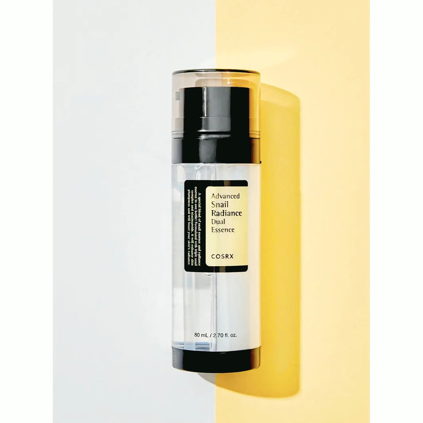 Advanced Snail Radiance Dual Essence da COSRX – essência bifásica com mucina de caracol e niacinamida, formulada para hidratar, iluminar e reforçar a barreira cutânea. Combina os benefícios regeneradores da mucina de caracol com o poder iluminador da niacinamida, proporcionando uma pele mais firme, suave e radiante. Perfeito para todos os tipos de pele na rotina de skincare coreano.