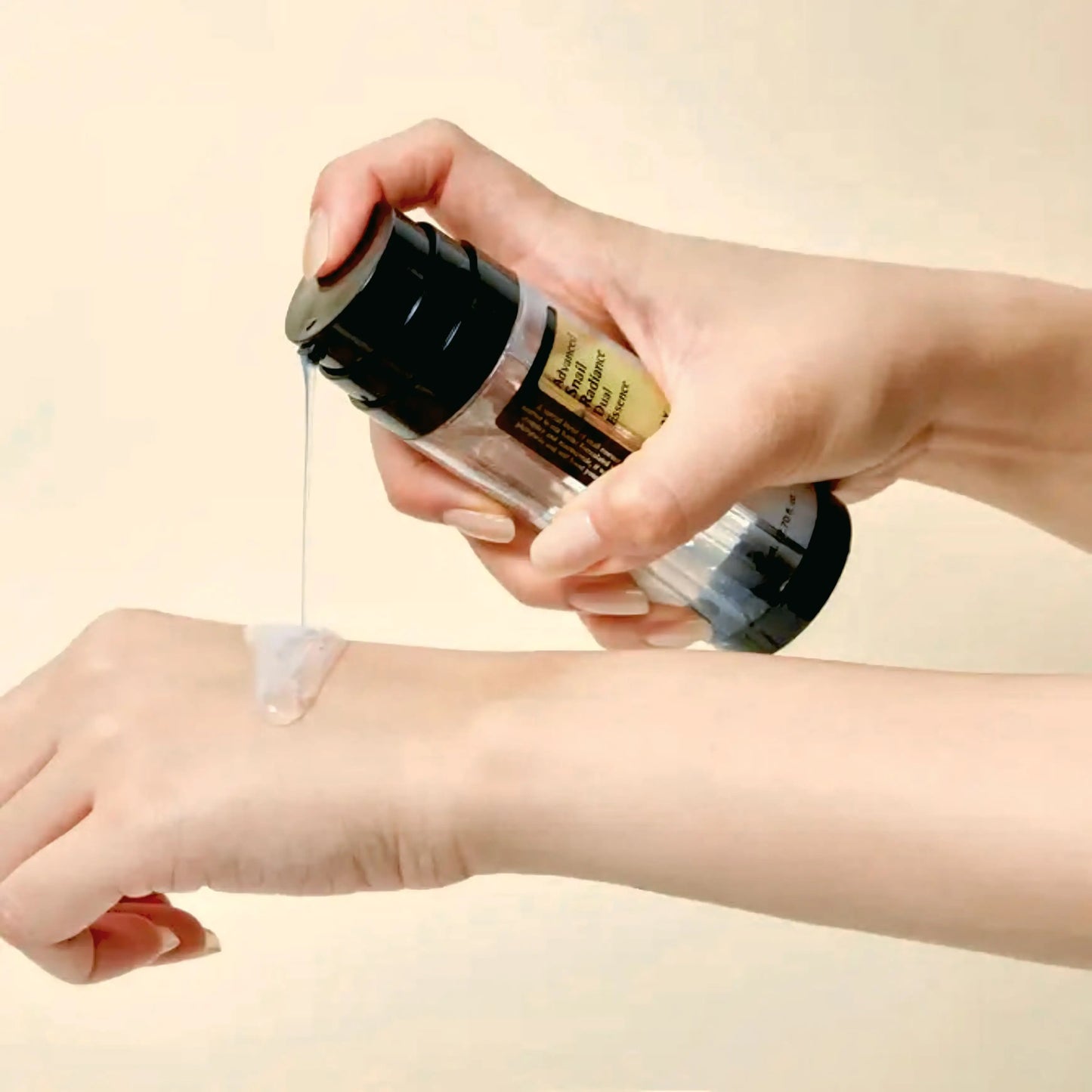 Advanced Snail Radiance Dual Essence da COSRX – essência bifásica com mucina de caracol e niacinamida, formulada para hidratar, iluminar e reforçar a barreira cutânea. Combina os benefícios regeneradores da mucina de caracol com o poder iluminador da niacinamida, proporcionando uma pele mais firme, suave e radiante. Perfeito para todos os tipos de pele na rotina de skincare coreano.