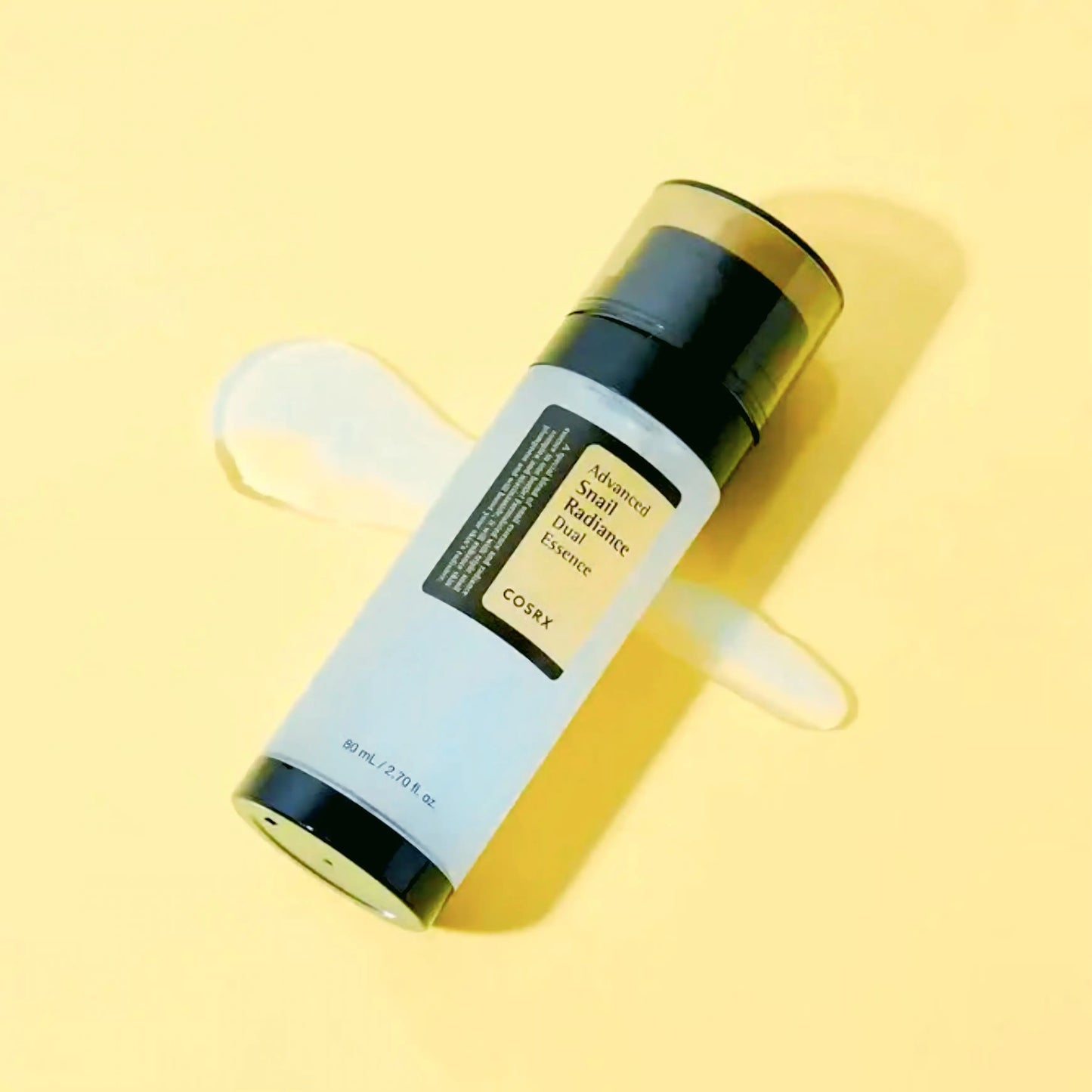 Advanced Snail Radiance Dual Essence da COSRX – essência bifásica com mucina de caracol e niacinamida, formulada para hidratar, iluminar e reforçar a barreira cutânea. Combina os benefícios regeneradores da mucina de caracol com o poder iluminador da niacinamida, proporcionando uma pele mais firme, suave e radiante. Perfeito para todos os tipos de pele na rotina de skincare coreano.