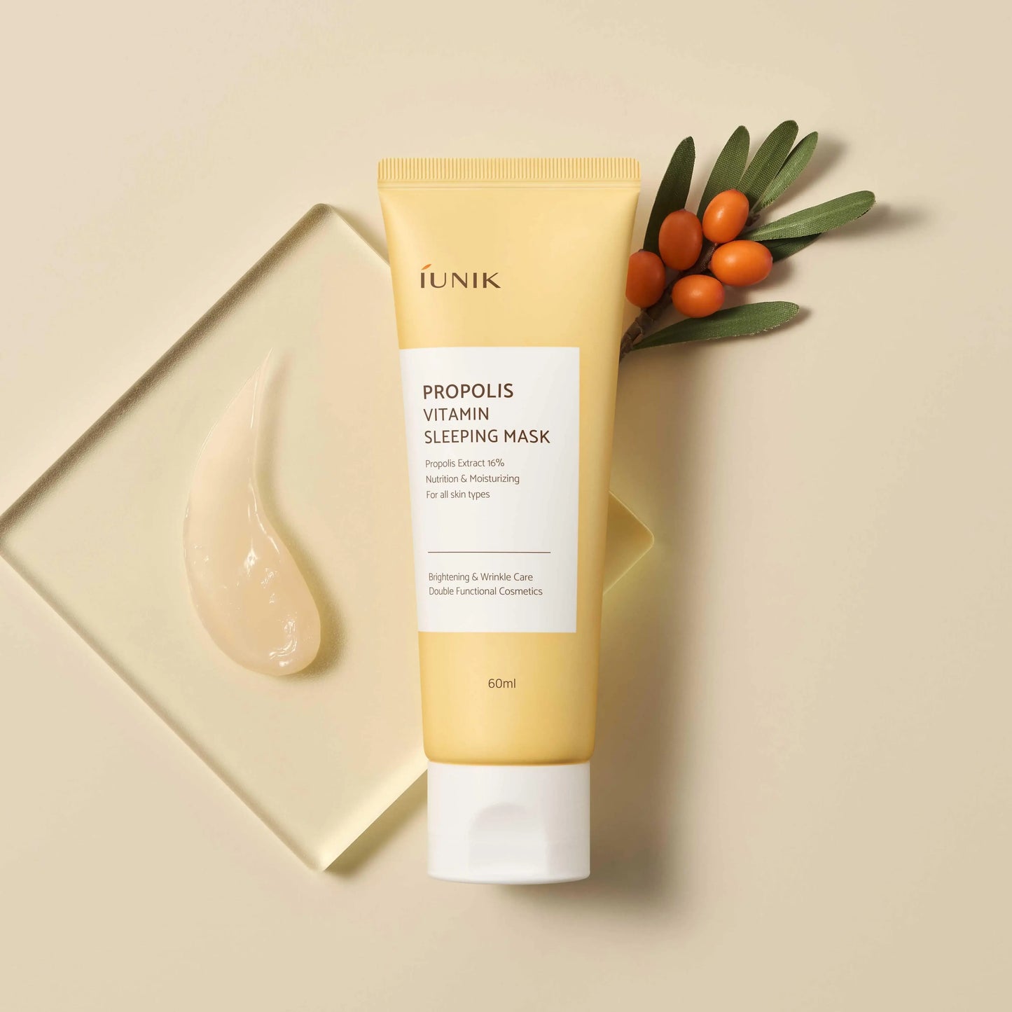 Propolis Vitamin Sleeping Mask da iUNIK – máscara noturna multifuncional com 16% de extrato de própolis, vitamina C e centella asiática, formulada para nutrir, iluminar e acalmar a pele enquanto dormes. Proporciona hidratação intensa, reforça a barreira cutânea e ajuda a revitalizar a tez, deixando a pele suave e radiante ao acordar. Essencial na rotina de skincare coreano para um boost de luminosidade e nutrição.