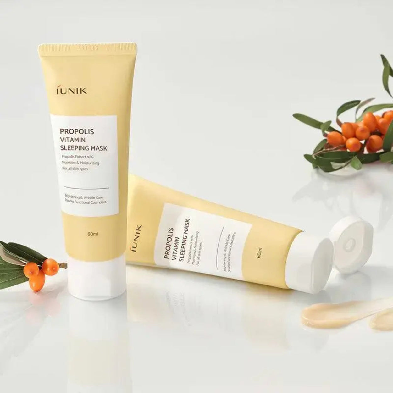 Propolis Vitamin Sleeping Mask da iUNIK – máscara noturna multifuncional com 16% de extrato de própolis, vitamina C e centella asiática, formulada para nutrir, iluminar e acalmar a pele enquanto dormes. Proporciona hidratação intensa, reforça a barreira cutânea e ajuda a revitalizar a tez, deixando a pele suave e radiante ao acordar. Essencial na rotina de skincare coreano para um boost de luminosidade e nutrição.