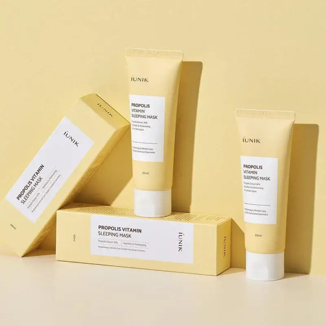 Propolis Vitamin Sleeping Mask da iUNIK – máscara noturna multifuncional com 16% de extrato de própolis, vitamina C e centella asiática, formulada para nutrir, iluminar e acalmar a pele enquanto dormes. Proporciona hidratação intensa, reforça a barreira cutânea e ajuda a revitalizar a tez, deixando a pele suave e radiante ao acordar. Essencial na rotina de skincare coreano para um boost de luminosidade e nutrição.