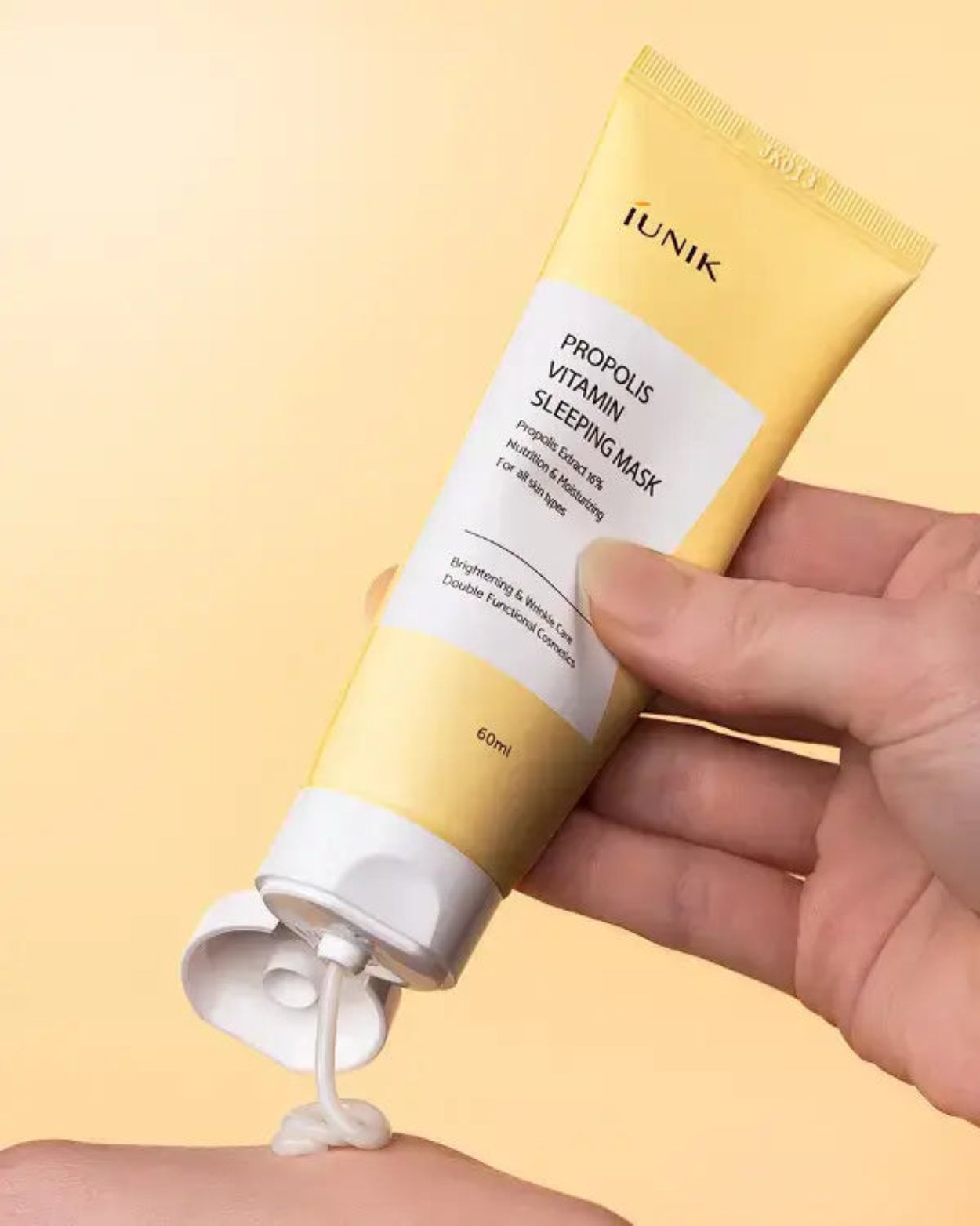 Propolis Vitamin Sleeping Mask da iUNIK – máscara noturna multifuncional com 16% de extrato de própolis, vitamina C e centella asiática, formulada para nutrir, iluminar e acalmar a pele enquanto dormes. Proporciona hidratação intensa, reforça a barreira cutânea e ajuda a revitalizar a tez, deixando a pele suave e radiante ao acordar. Essencial na rotina de skincare coreano para um boost de luminosidade e nutrição.