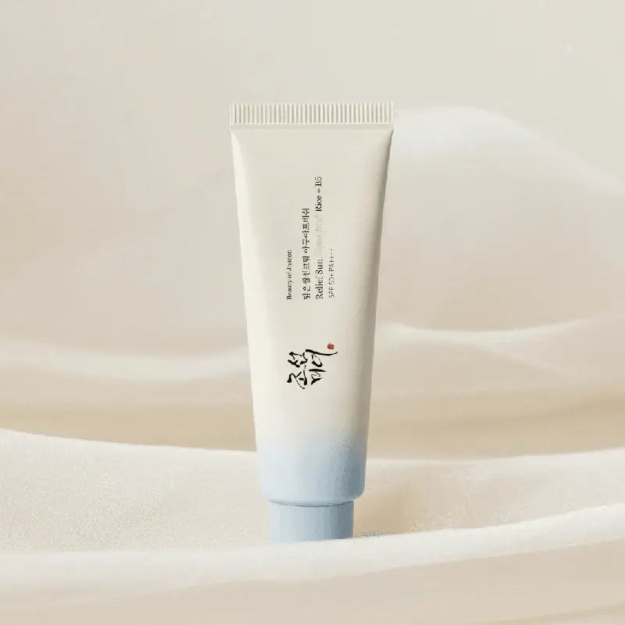 Relief Sun Aqua-Fresh Rice + B5 da Beauty of Joseon – protetor solar coreano ultraleve com SPF50+ PA++++, enriquecido com extrato de arroz e provitamina B5 (pantenol) para hidratar e proteger a pele dos raios UV. A sua textura refrescante e de rápida absorção proporciona um acabamento natural sem sensação oleosa ou resíduos brancos. Perfeito para todos os tipos de pele, especialmente mistas e oleosas, na rotina de skincare k-beauty
