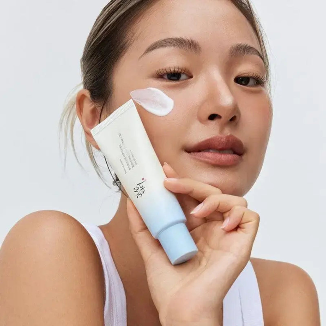 Relief Sun Aqua-Fresh Rice + B5 da Beauty of Joseon – protetor solar coreano ultraleve com SPF50+ PA++++, enriquecido com extrato de arroz e provitamina B5 (pantenol) para hidratar e proteger a pele dos raios UV. A sua textura refrescante e de rápida absorção proporciona um acabamento natural sem sensação oleosa ou resíduos brancos. Perfeito para todos os tipos de pele, especialmente mistas e oleosas, na rotina de skincare k-beauty
