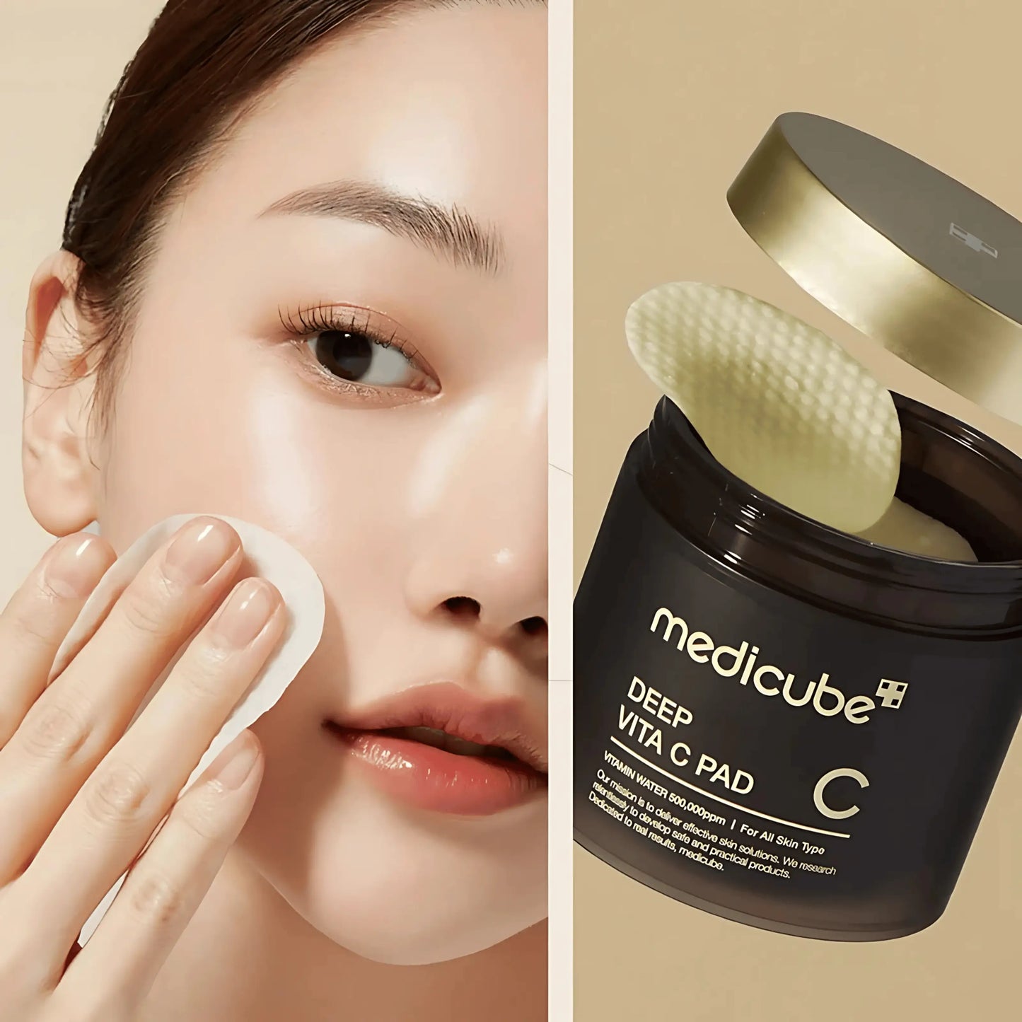 Modelo a aplicar o Deep Vita C Pad da Medicube no rosto, discos de cuidados coreanos com vitamina C e niacinamida para uniformizar e iluminar a pele – skincare k-beauty Portugal