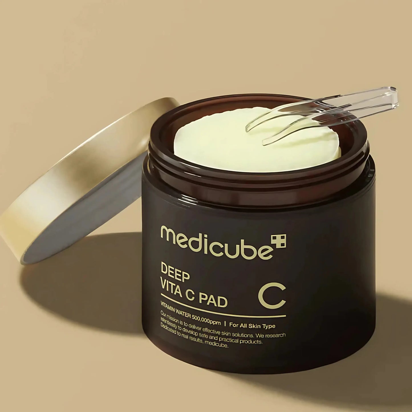 Frasco aberto do Deep Vita C Pad da Medicube com pinça incluída para aplicação higiénica dos discos, enriquecidos com vitamina C e niacinamida – cosmética coreana e skincare k-beauty Portugal