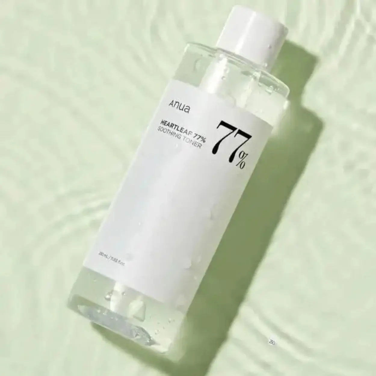 ANUA Heartleaf 77% Soothing Toner deitado sobre fundo verde – tónico calmante coreano com extrato de houttuynia cordata, ideal para rotina de pele reativa, cosmética coreana, skincare k-beauty Portugal