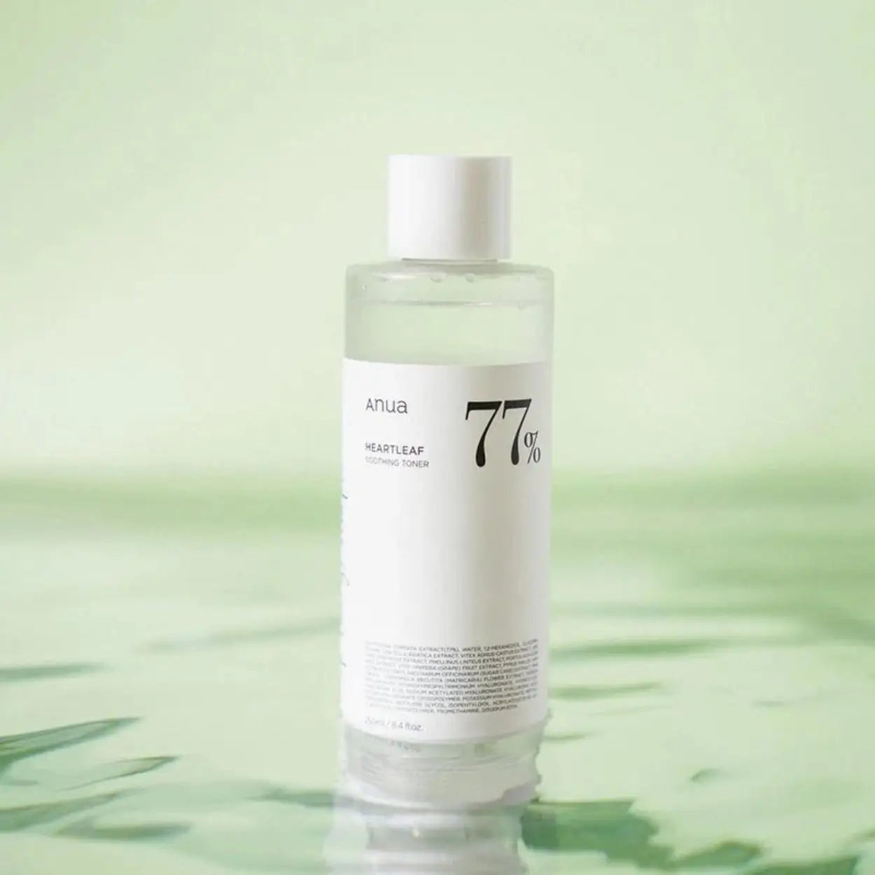 ANUA Heartleaf 77% Soothing Toner com frasco sobre água verde – tónico facial coreano com 77% de heartleaf, acalma e equilibra a pele, cosmética coreana, skincare k-beauty Portugal