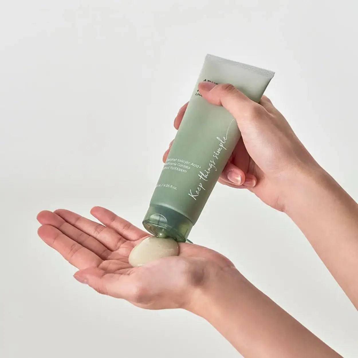 ANUA Heartleaf LHA Moisture Peeling Gel nas mãos de modelo – gel esfoliante facial leve com LHA e houttuynia cordata, indicado para pele sensível e com poros obstruídos, cosmética coreana, skincare k-beauty Portugal
