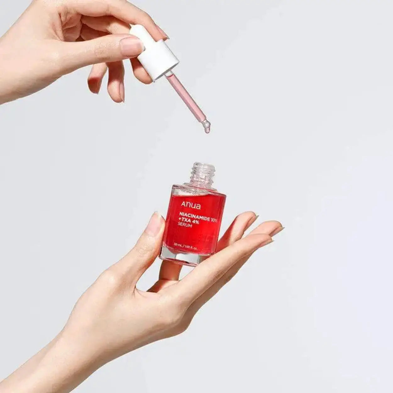 ANUA Niacinamide 10% + TXA 4% Serum a ser segurado na mão com aplicador – sérum despigmentante com fórmula leve para peles com hiperpigmentação, cosmética coreana, skincare k-beauty Portugal
