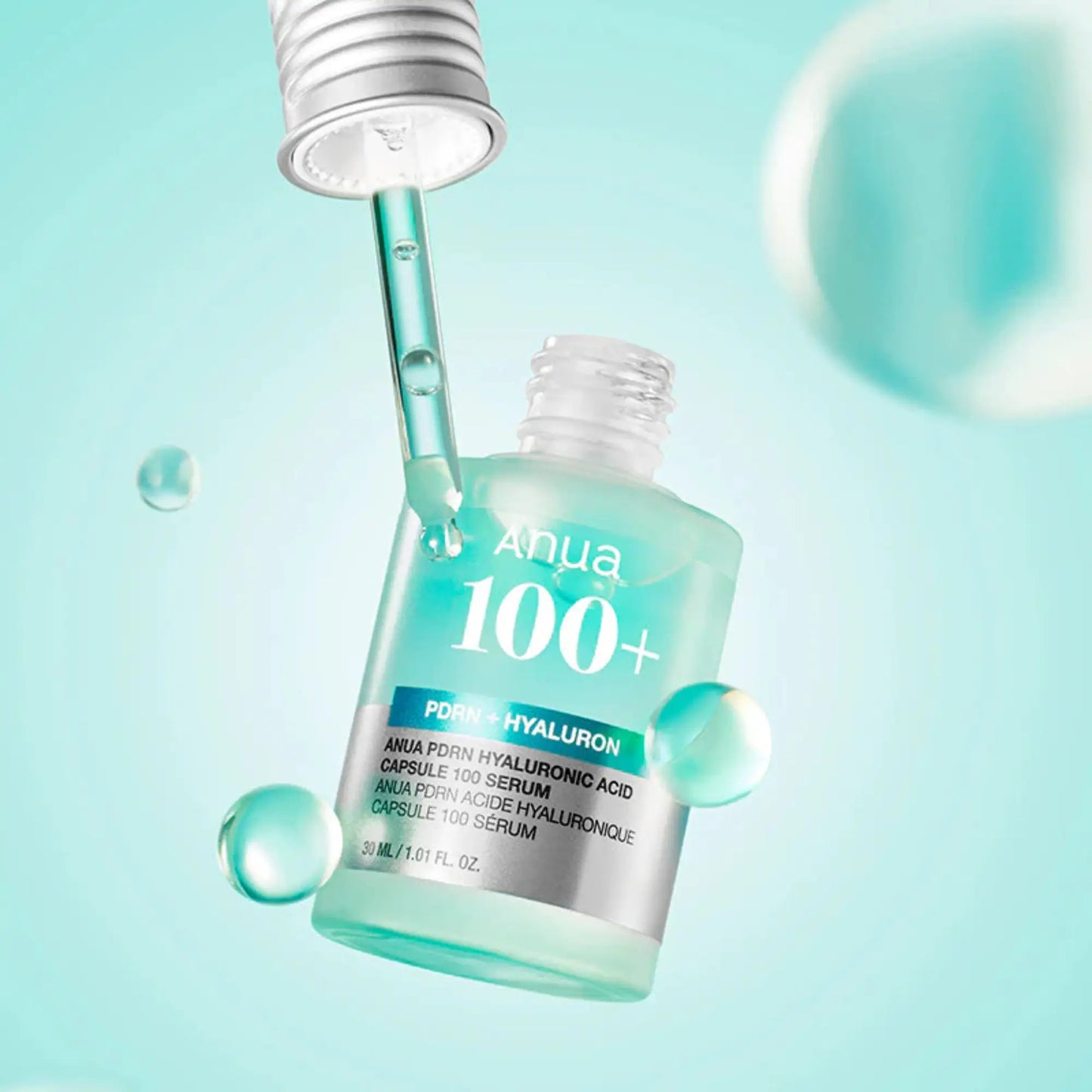 Anua PDRN Hyaluronic Acid Capsule 100 Serum 30ml, sérum facial coreano de ácido hialurónico encapsulado e PDRN que promove hidratação profunda, elasticidade e regeneração, close-up do conta-gotas a verter sérum azul turquesa para o frasco, fundo claro, cosmética coreana skincare k-beauty Portugal.