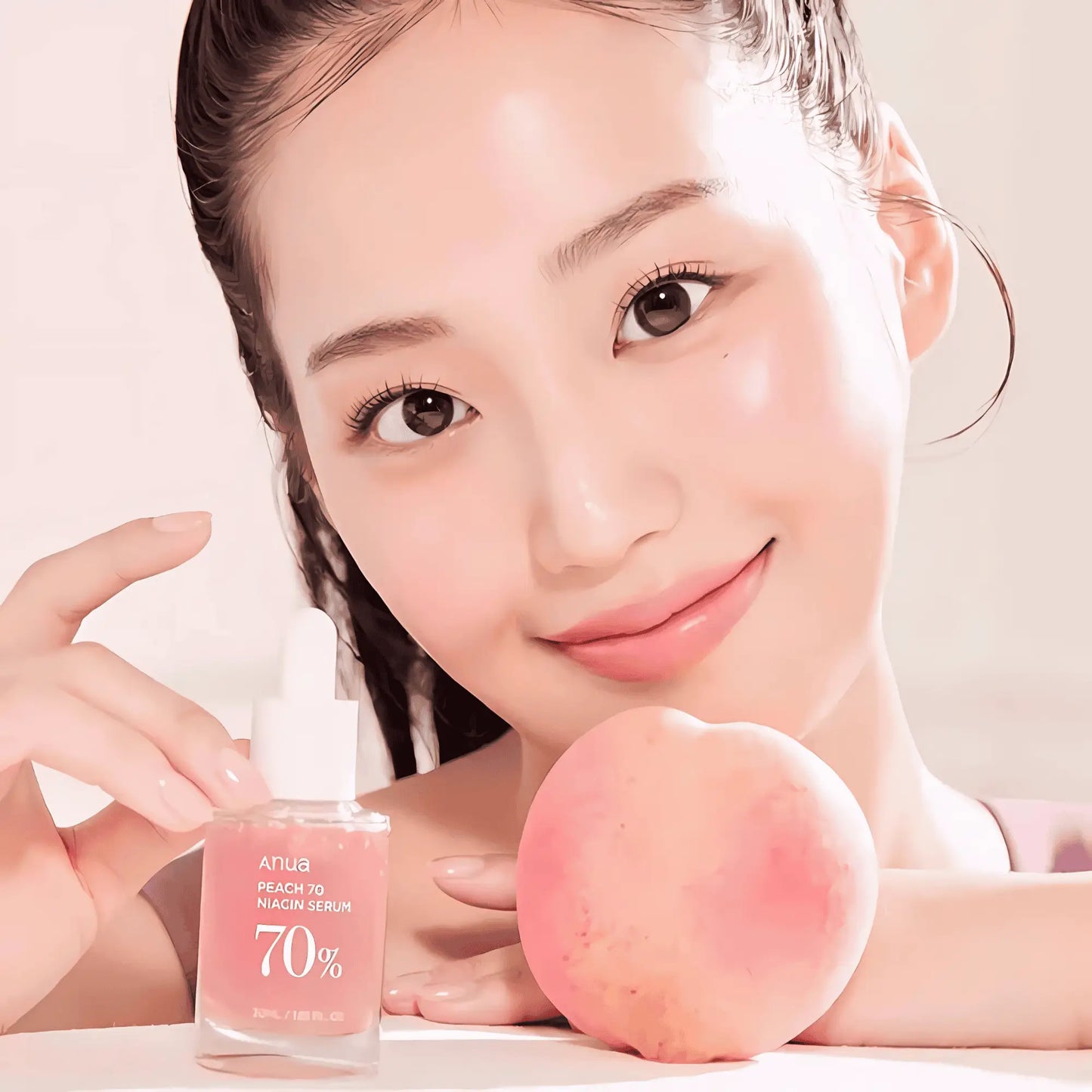 ANUA Peach 70% Niacinamide Serum ao lado de modelo e pêssego – cuidado iluminador ideal para pele sensível com tom irregular, cosmética coreana, skincare k-beauty Portugal