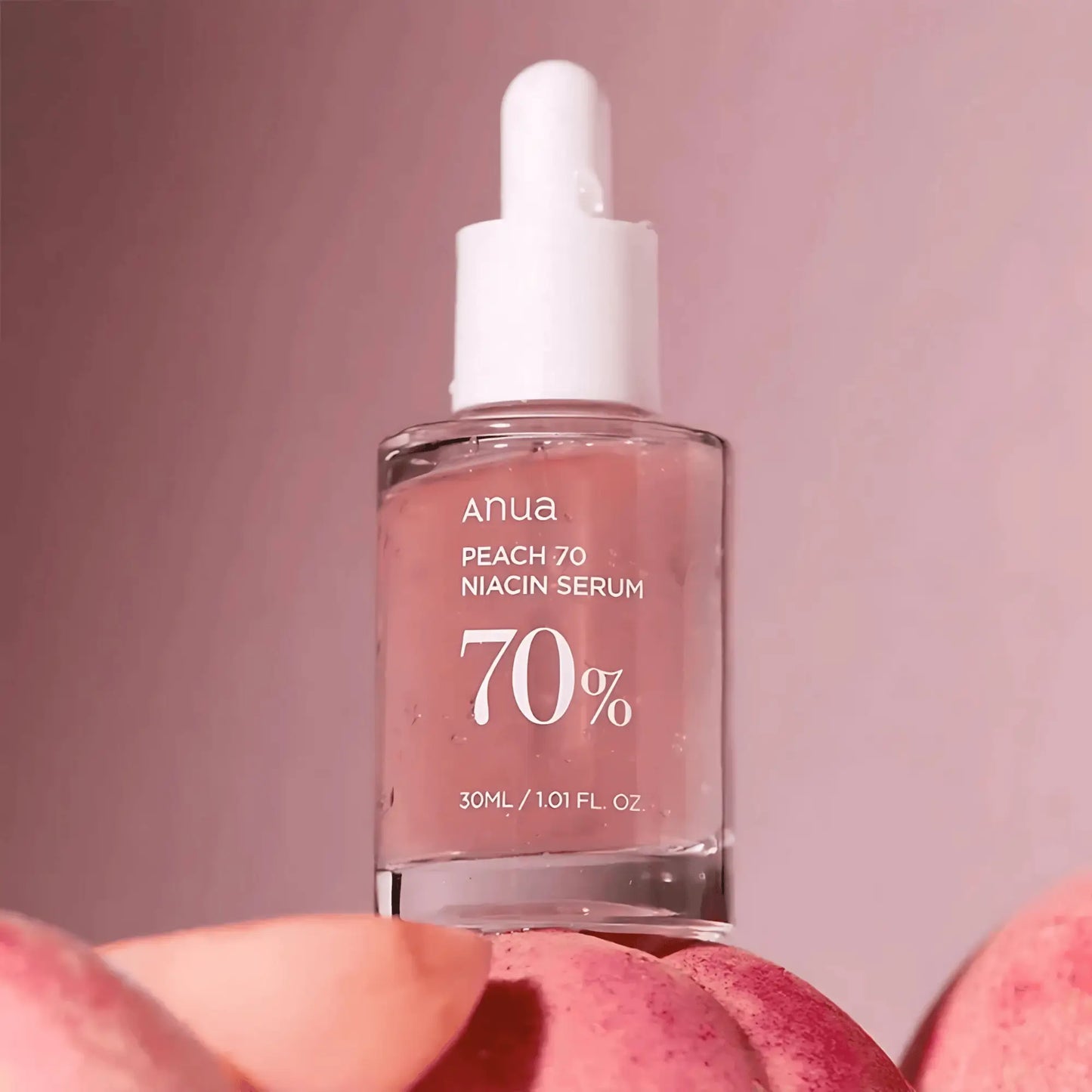 ANUA Peach 70% Niacinamide Serum de frente sobre pêssegos – sérum coreano com niacinamida e pêssego para peles baças ou com manchas, cosmética coreana, skincare k-beauty Portugal