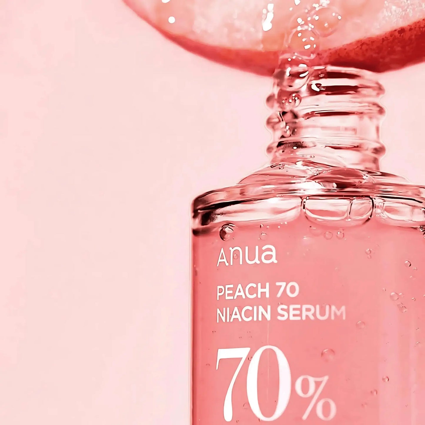 ANUA Peach 70% Niacinamide Serum com foco na textura a escorrer do frasco – sérum leve e hidratante com ação despigmentante e revitalizante, cosmética coreana, skincare k-beauty Portugal