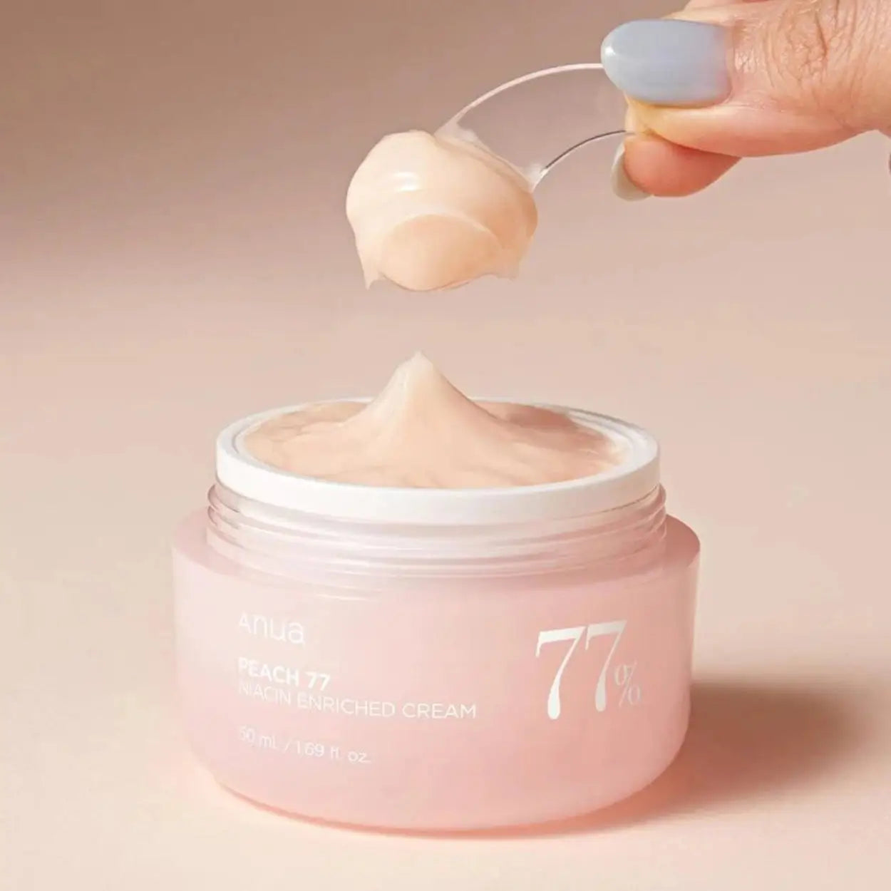ANUA Peach 77% Niacin Enriched Cream com textura a ser retirada com espátula – creme leve e sedoso para pele opaca e com manchas, com pêssego e niacinamida, cosmética coreana, skincare k-beauty Portugal
