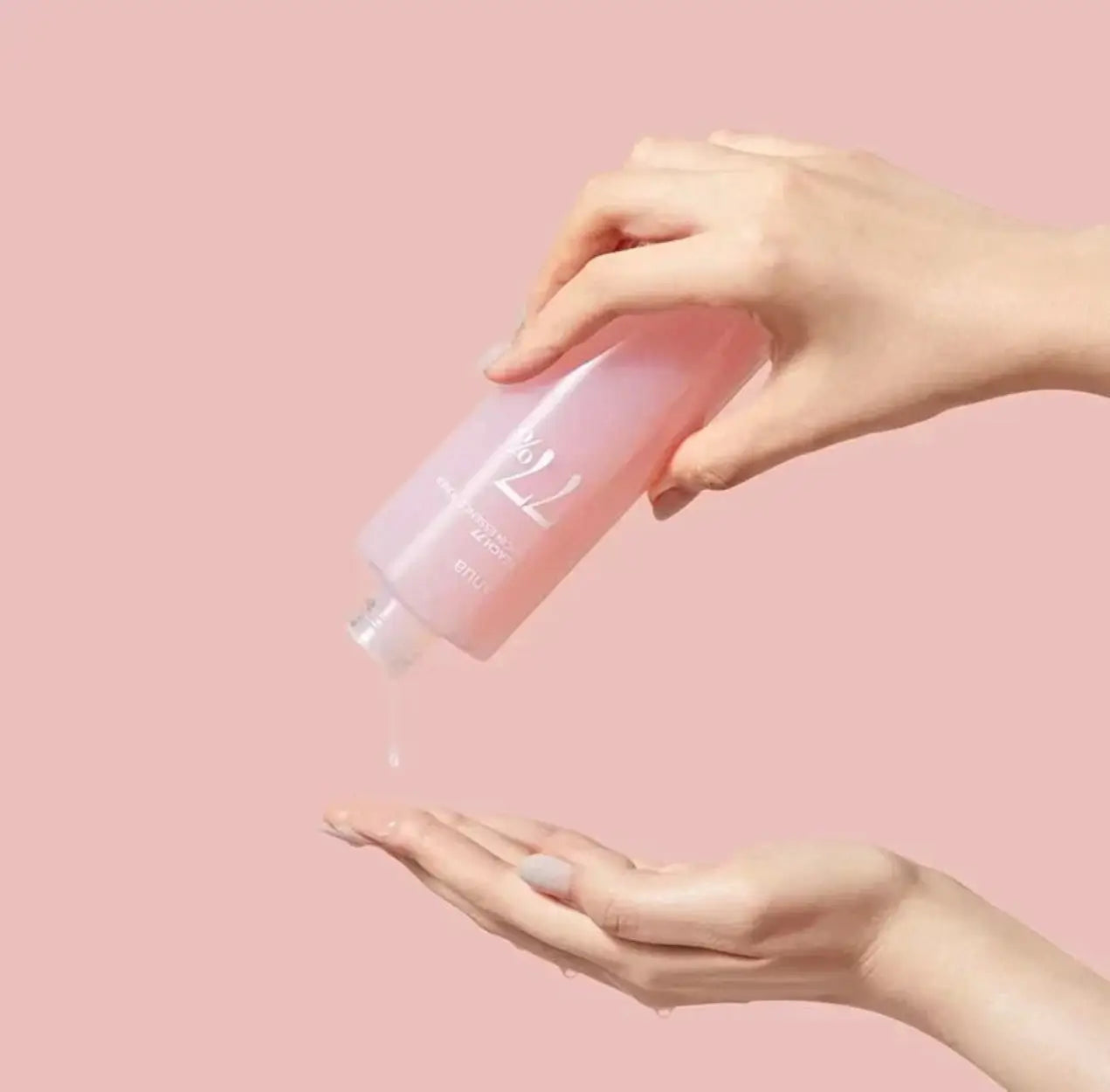ANUA Peach 77% Niacin Essence Toner aplicado na mão com movimento delicado – tónico iluminador coreano com niacinamida e pêssego para pele radiante, cosmética coreana, skincare k-beauty Portugal