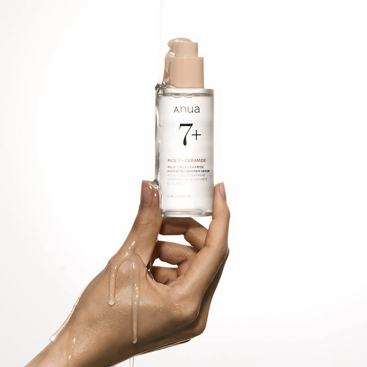 ANUA Rice 7 Ceramide Hydrating Barrier Serum segurado na mão com fundo branco – sérum com ceramidas e extrato de arroz, nutre a pele e reduz vermelhidão, cosmética coreana, skincare k-beauty Portugal