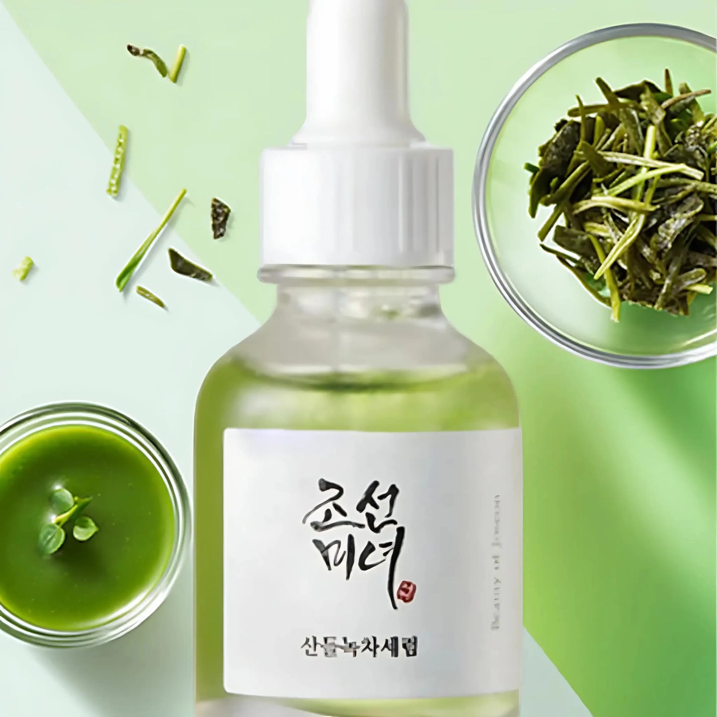 Beauty of Joseon Calming Serum 30ml – gota do sérum a sair do conta-gotas, com chá verde e artemísia para acalmar vermelhidão. Cosmética coreana skincare k-beauty Portugal