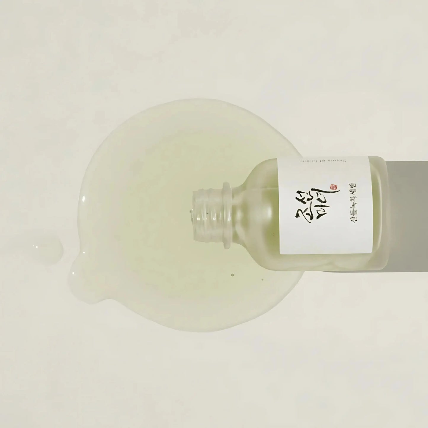 Beauty of Joseon Calming Serum 30ml – sérum calmante em destaque com folhas de chá verde ao fundo. Ideal para peles sensíveis. Cosmética coreana skincare k-beauty Portugal