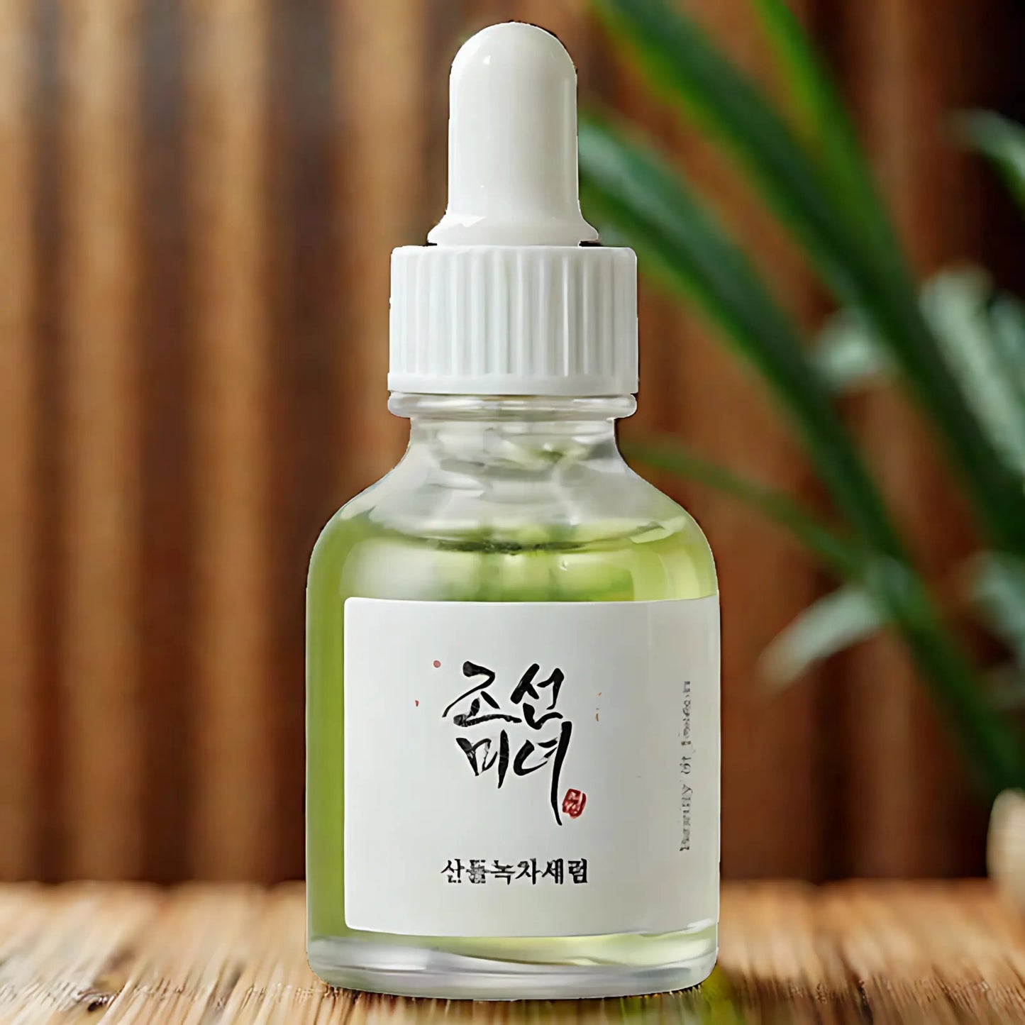 Beauty of Joseon Calming Serum 30ml – embalagem sobre superfície clara com detalhes da textura do produto ao lado. Sérum com chá verde e artemísia. Cosmética coreana skincare k-beauty Portugal