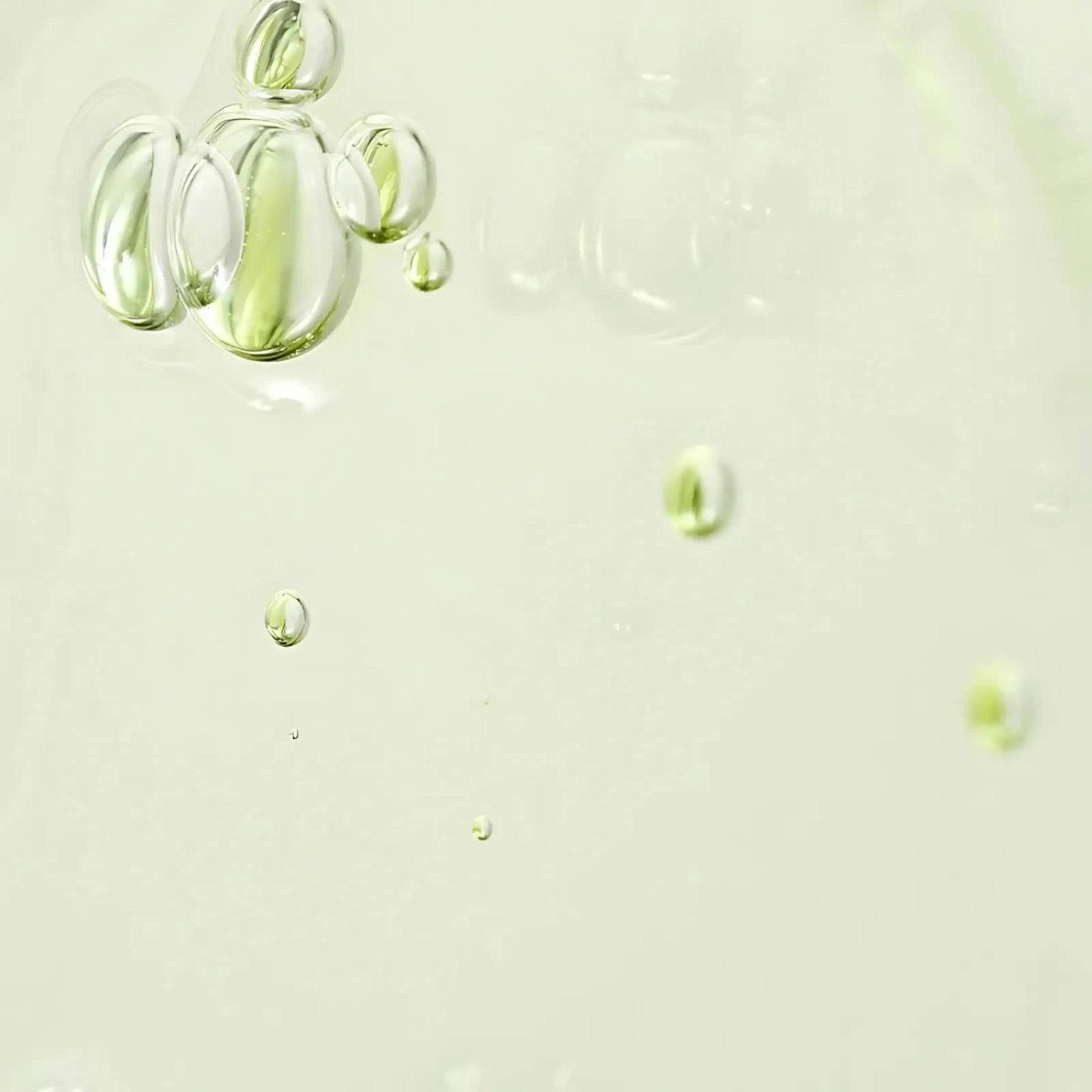 Beauty of Joseon Calming Serum 30ml – gotas do sérum em fundo translúcido, mostrando a textura leve e aquosa. Ingredientes calmantes como chá verde e artemísia. Cosmética coreana skincare k-beauty Portugal