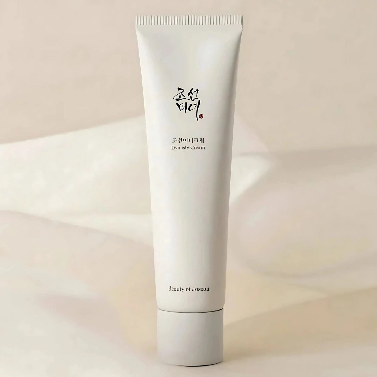 Beauty of Joseon Dynasty Cream 100ml – frasco do creme iluminado por luz suave em fundo bege, ideal para cuidados antienvelhecimento e firmeza, cosmética coreana e skincare k-beauty Portugal