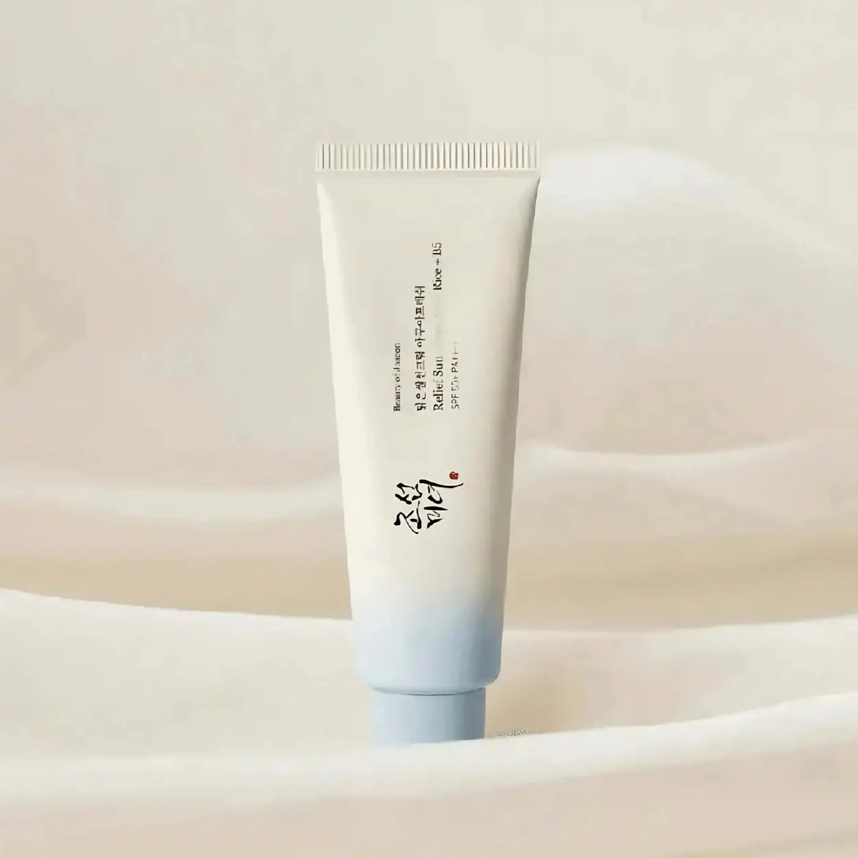 Beauty of Joseon Relief Sun Aqua-Fresh Rice + B5 com fundo bege – protetor solar coreano hidratante com arroz e provitamina B5, ideal para pele sensível, cosmética coreana, skincare k-beauty Portugal