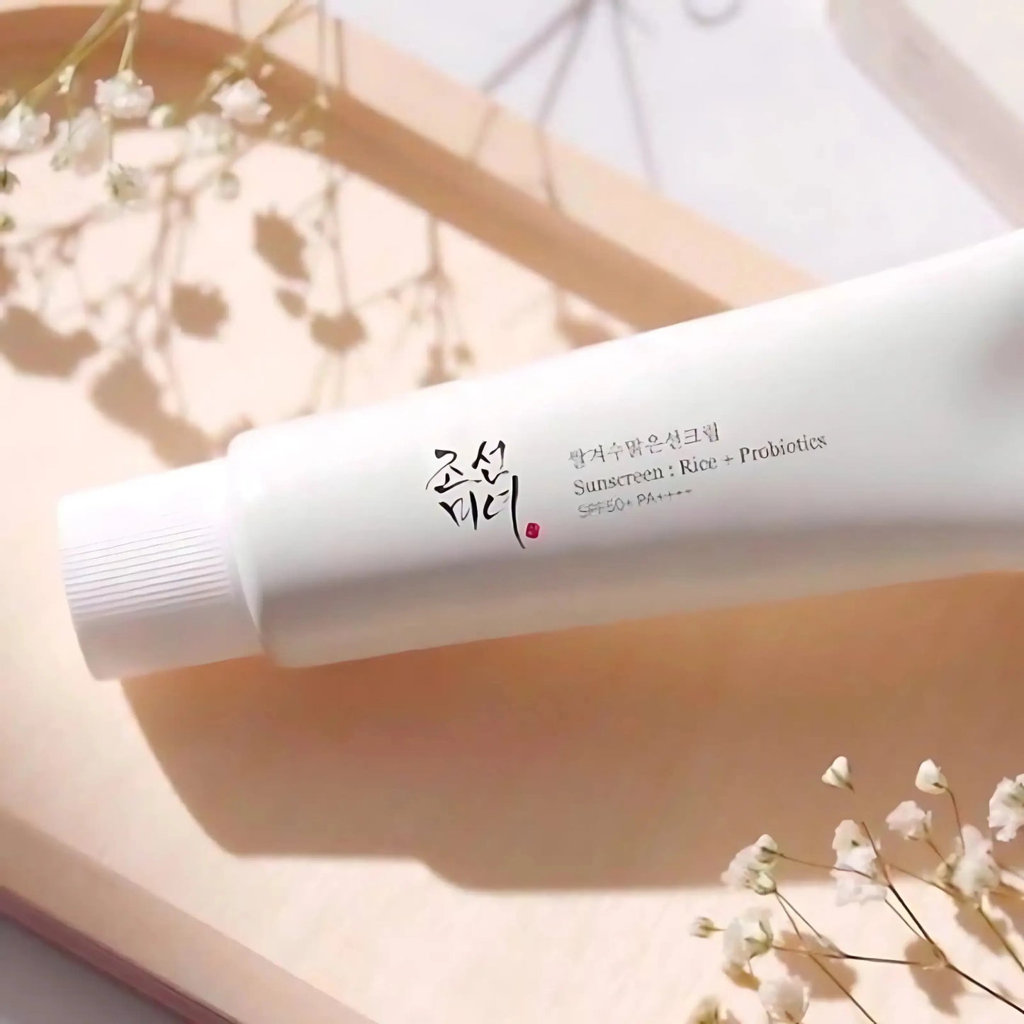 Beauty of Joseon Relief Sun: Rice + Probiotics deitado com luz suave – protetor solar com ingredientes calmantes, ideal para pele sensível ou desidratada, cosmética coreana, skincare k-beauty Portugal