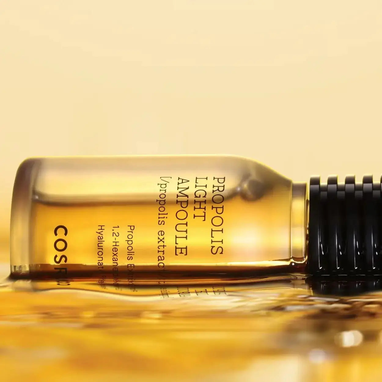 COSRX Full Fit Propolis Light Ampoule deitada com reflexo dourado – sérum coreano para luminosidade, firmeza e barreira cutânea reforçada, cosmética coreana, skincare k-beauty Portugal