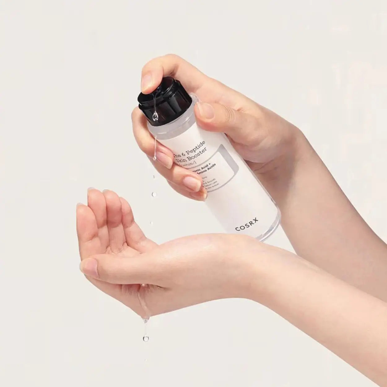 Aplicação do COSRX The 6 Peptide Skin Booster Serum na mão – sérum coreano com ação antienvelhecimento e refirmante, ideal para pele baça ou cansada, cosmética coreana, skincare k-beauty Portugal