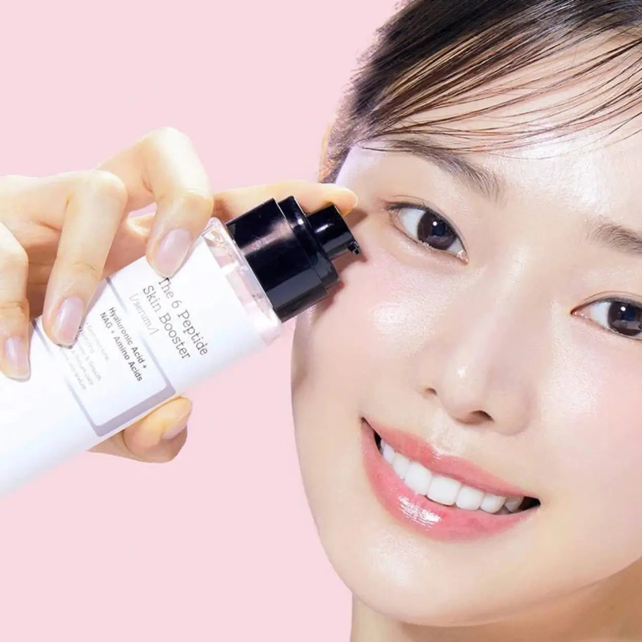 Modelo a sorrir com COSRX The 6 Peptide Skin Booster Serum – sérum facial coreano com 6 péptidos para pele suave e revitalizada, cosmética coreana, skincare k-beauty Portugal