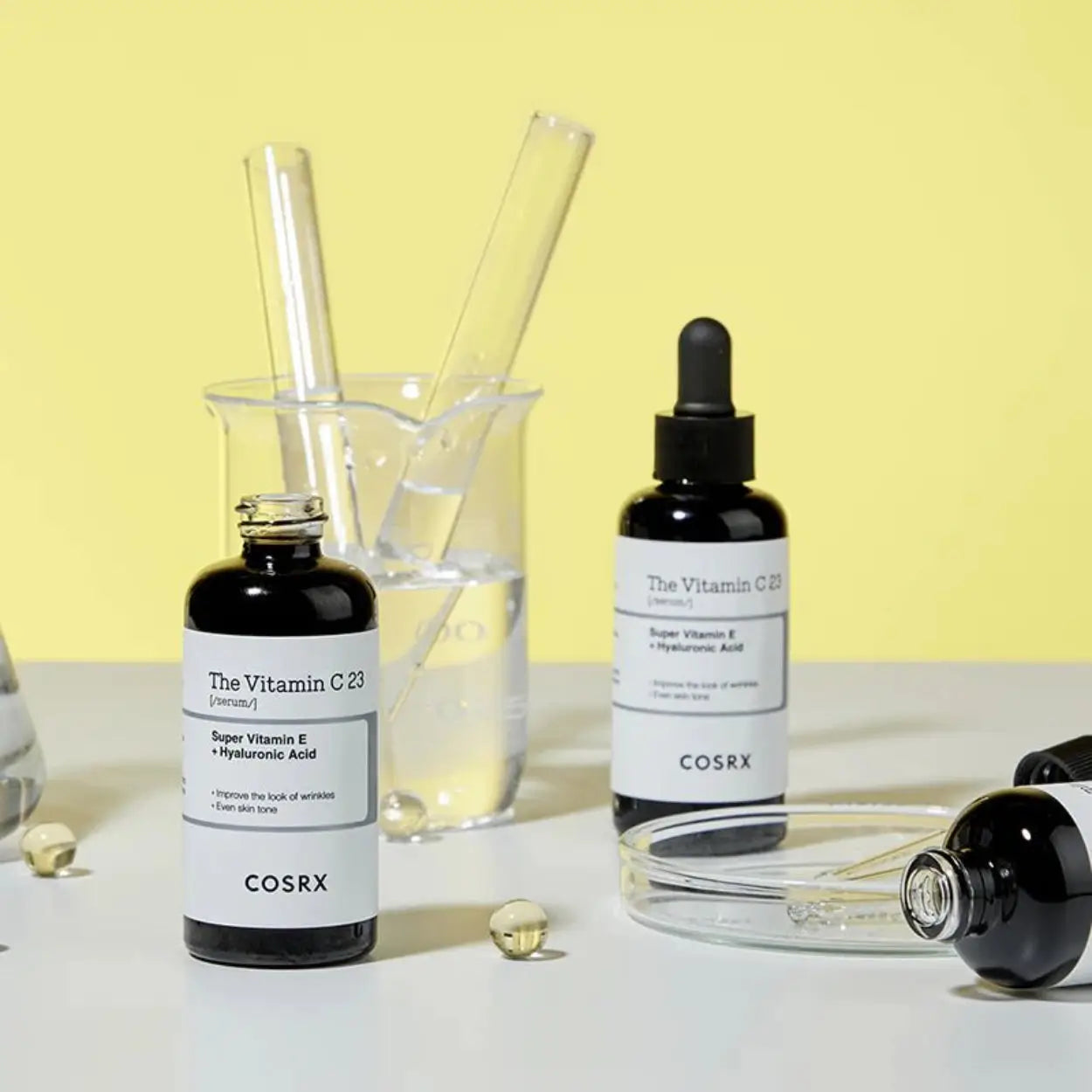 COSRX The Vitamin C 23 Serum com utensílios de laboratório e frasco duplo – sérum antioxidante coreano com benefícios anti-manchas e luminosidade, cosmética coreana, skincare k-beauty Portugal