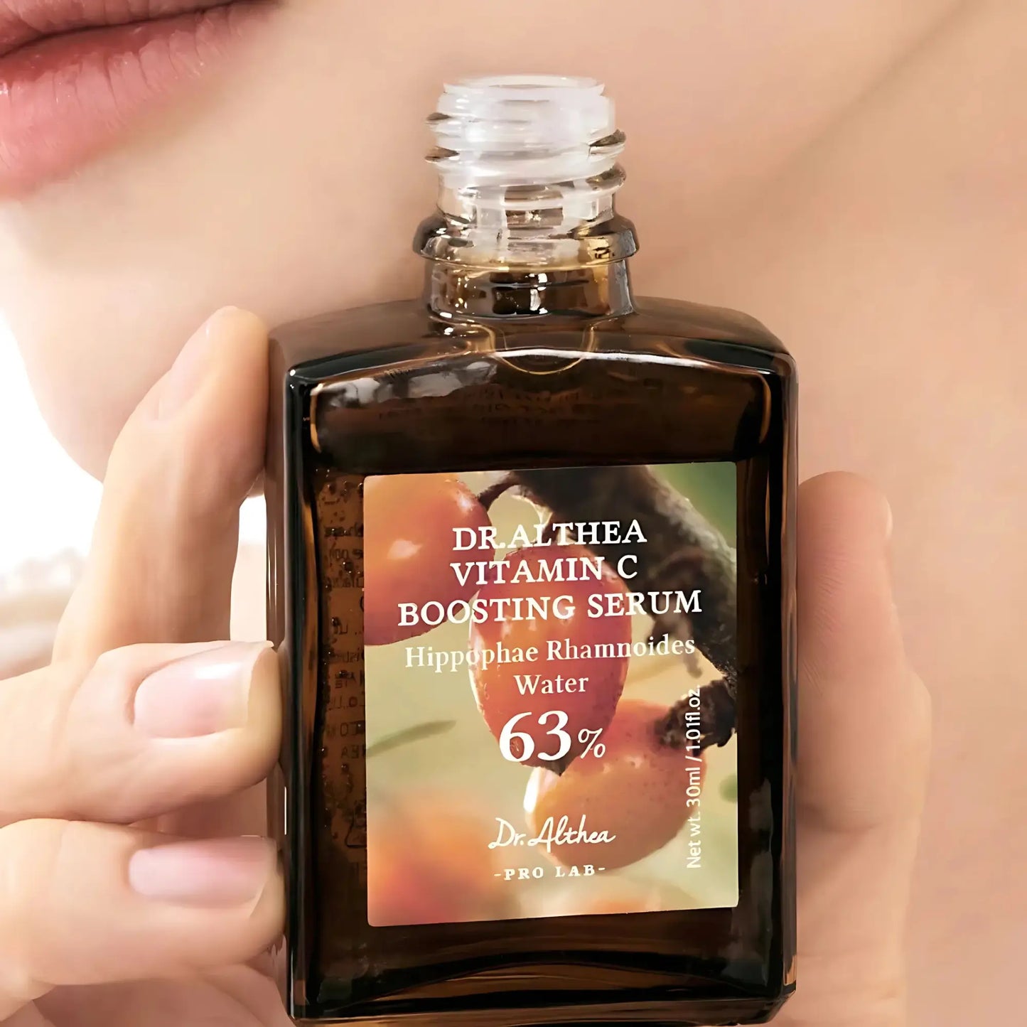 Dr. Althea Vitamin C Boosting Serum – imagem de aplicação com conta-gotas aberto, destacando a textura fluida e os efeitos antioxidantes do sérum coreano, cosmética coreana e skincare k-beauty Portugal