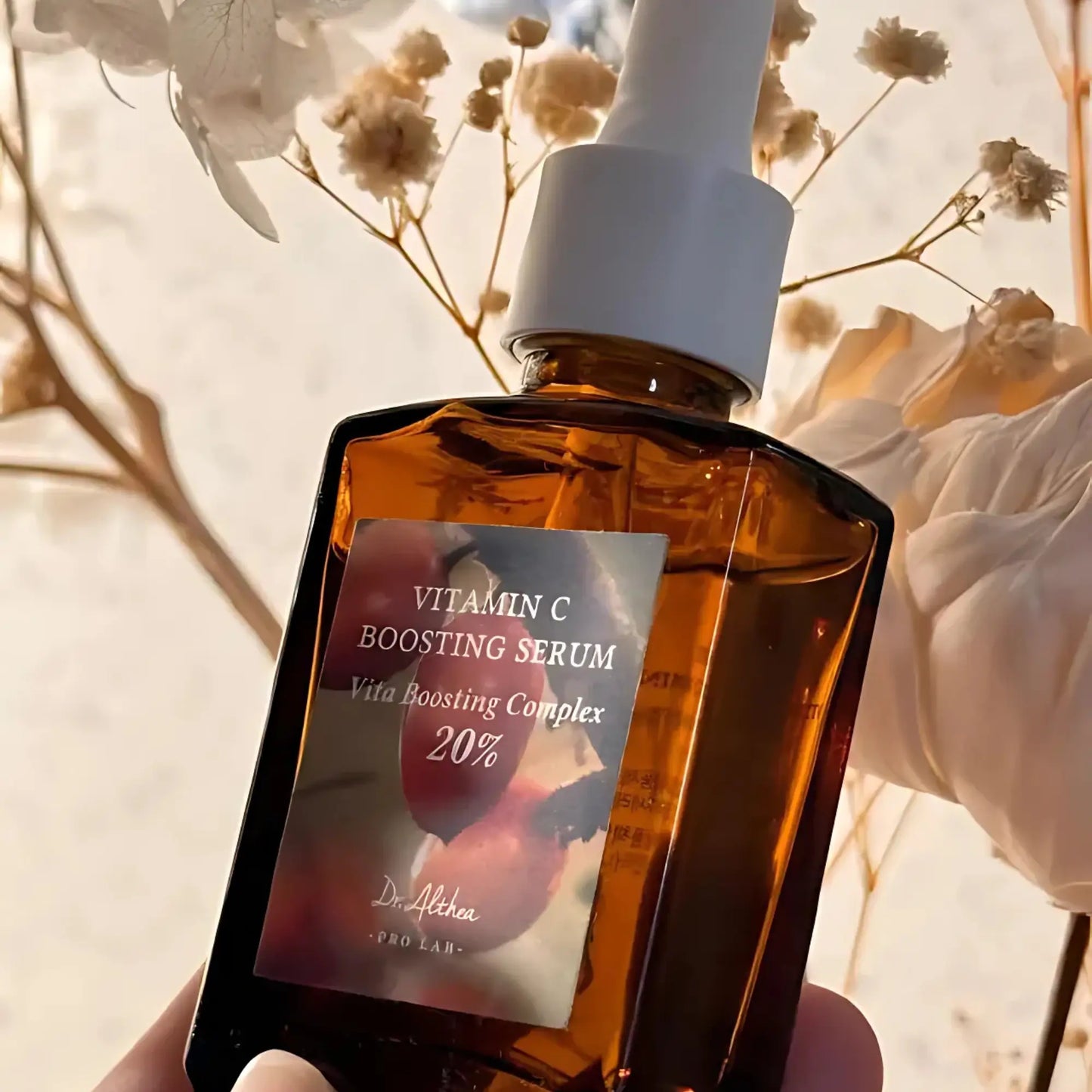 Dr. Althea Vitamin C Boosting Serum – o sérum é mostrado sob luz solar intensa, evocando os seus benefícios energizantes e iluminadores, perfeito para uniformizar o tom da pele, cosmética coreana e skincare k-beauty Portugal