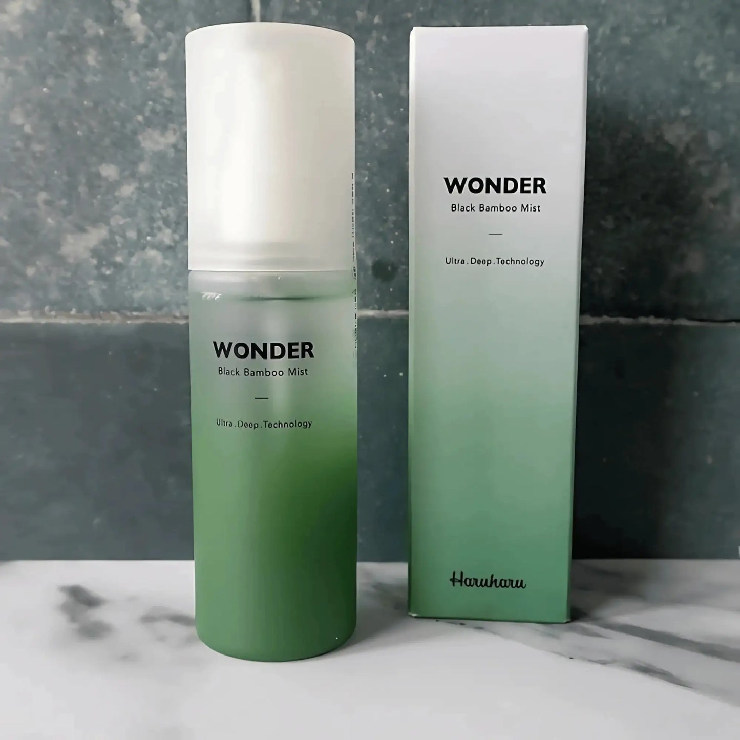 Haruharu Wonder Black Bamboo Mist – bruma hidratante apresentada com embalagem original sobre mármore, perfeita para pele sensível e desidratada, cosmética coreana e skincare k-beauty Portugal