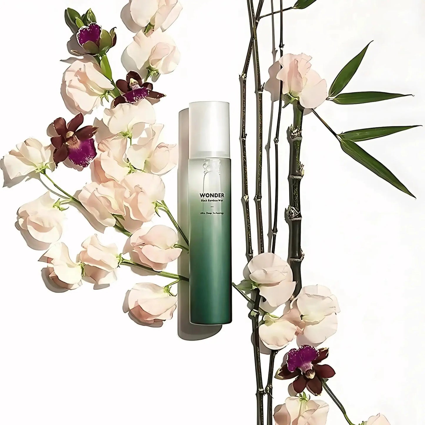 Haruharu Wonder Black Bamboo Mist – bruma facial antioxidante com bambu e flores em fundo decorativo, destacando a elegância da embalagem e os ingredientes botânicos, cosmética coreana e skincare k-beauty Portugal