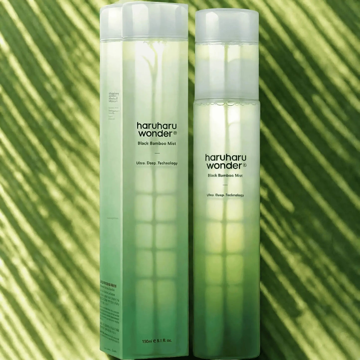 Haruharu Wonder Black Bamboo Mist – dois frascos lado a lado em fundo verde com reflexo de luz, realçando a textura leve e fresca desta bruma coreana, cosmética coreana e skincare k-beauty Portugal