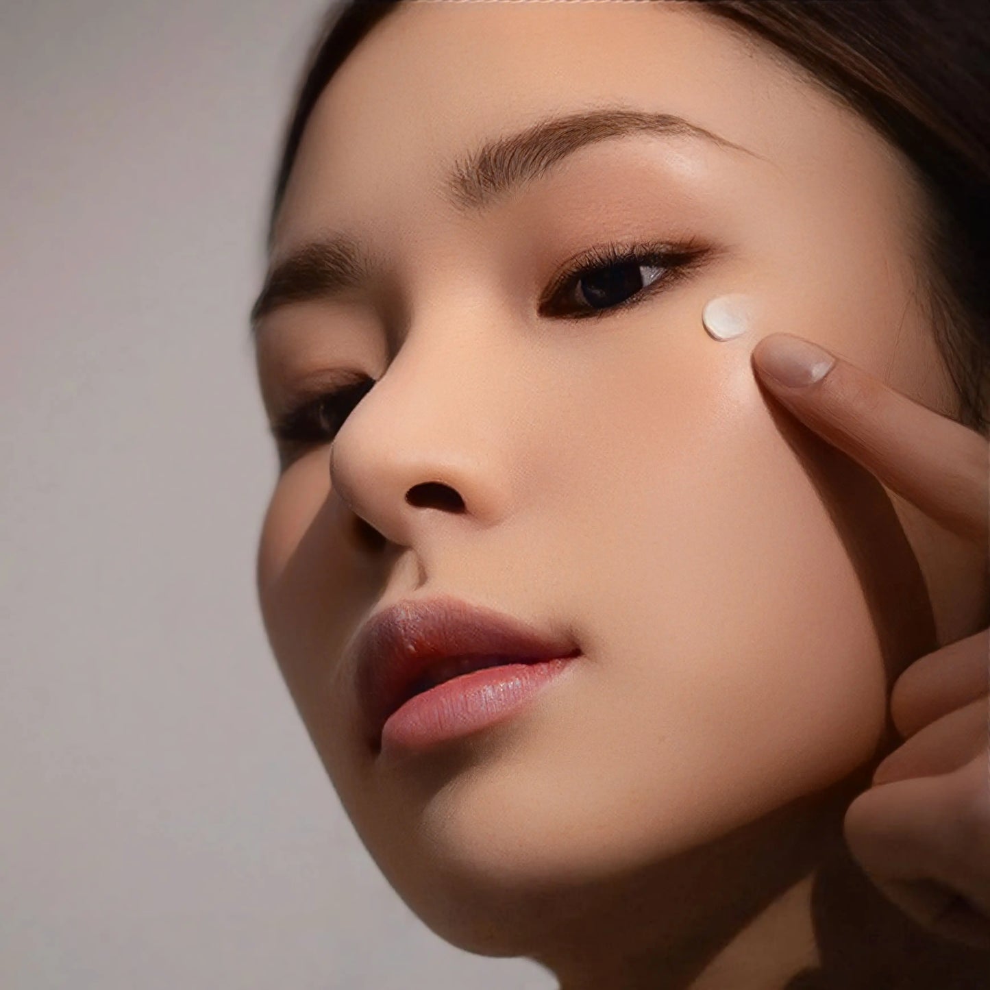 Haruharu Wonder Black Rice Bakuchiol Eye Cream deitado entre folhas verdes – creme suave antirrugas para contorno ocular com textura leve e natural, cosmética coreana, skincare k-beauty Portugal