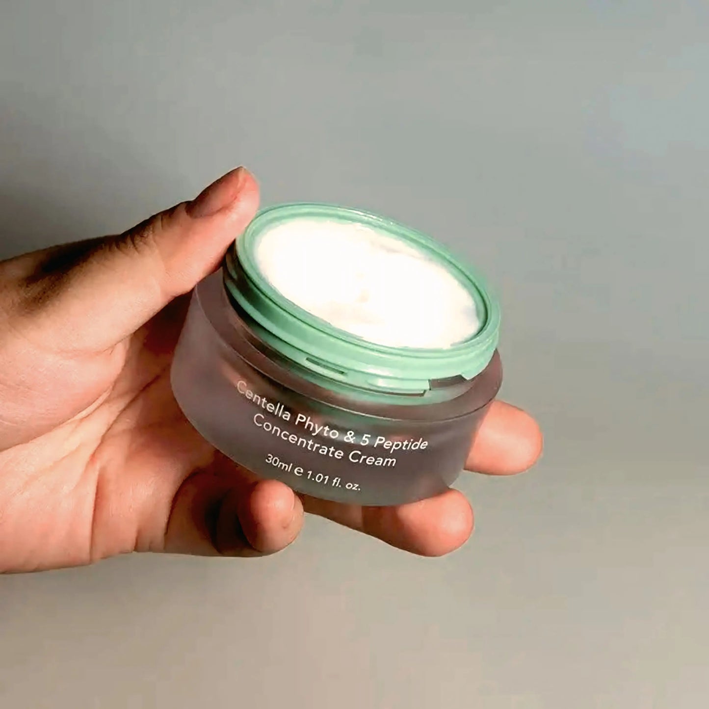 Haruharu Wonder Centella Phyto & 5 Peptide Concentrate Cream aplicado na mão – textura cremosa com centella asiática e 5 peptídeos, nutrição profunda para pele seca, cosmética coreana, skincare k-beauty Portugal
