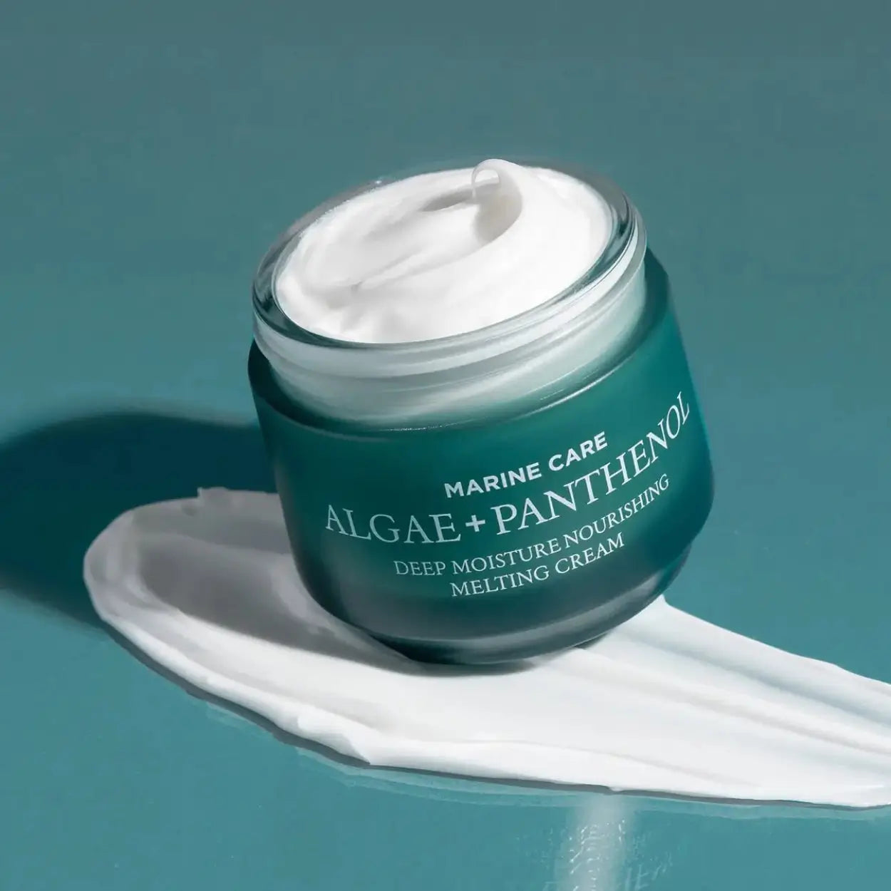 Heimish Marine Care Deep Moisture Nourishing Melting Cream com tampa aberta e creme sobre fundo azul – creme hidratante coreano com algas e pantenol para nutrição profunda, cosmética coreana, skincare k-beauty Portugal