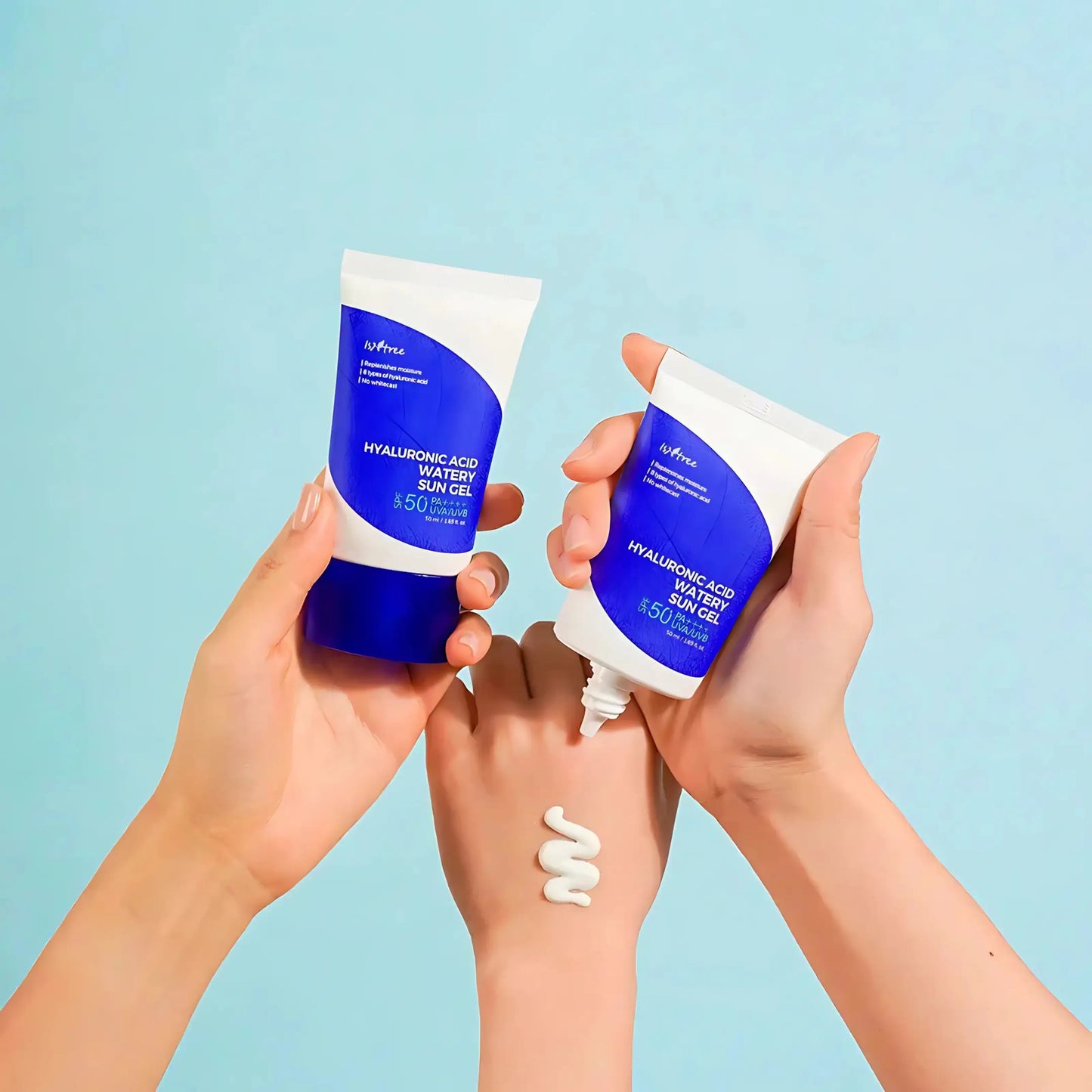 Isntree Hyaluronic Acid Watery Sun Gel – mãos femininas a segurar o protetor solar hidratante com ácido hialurónico, textura leve e absorção rápida, ideal para pele desidratada, cosmética coreana e skincare k-beauty Portugal