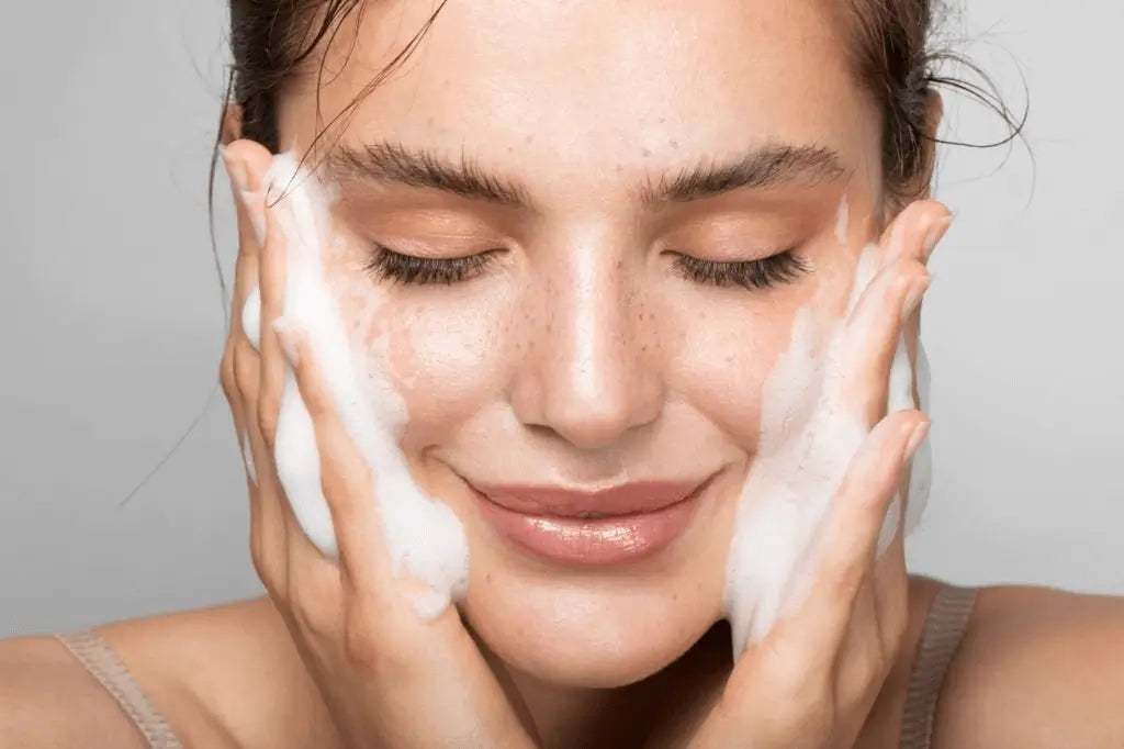 Mulher a lavar o rosto com espuma facial — rotina de limpeza com dupla aplicação de óleo e espuma de limpeza suave. Essencial no skincare coreano para rosto, com foco na remoção de impurezas e maquilhagem. Cosmética coreana para pele saudável – skincare k-beauty Portugal.