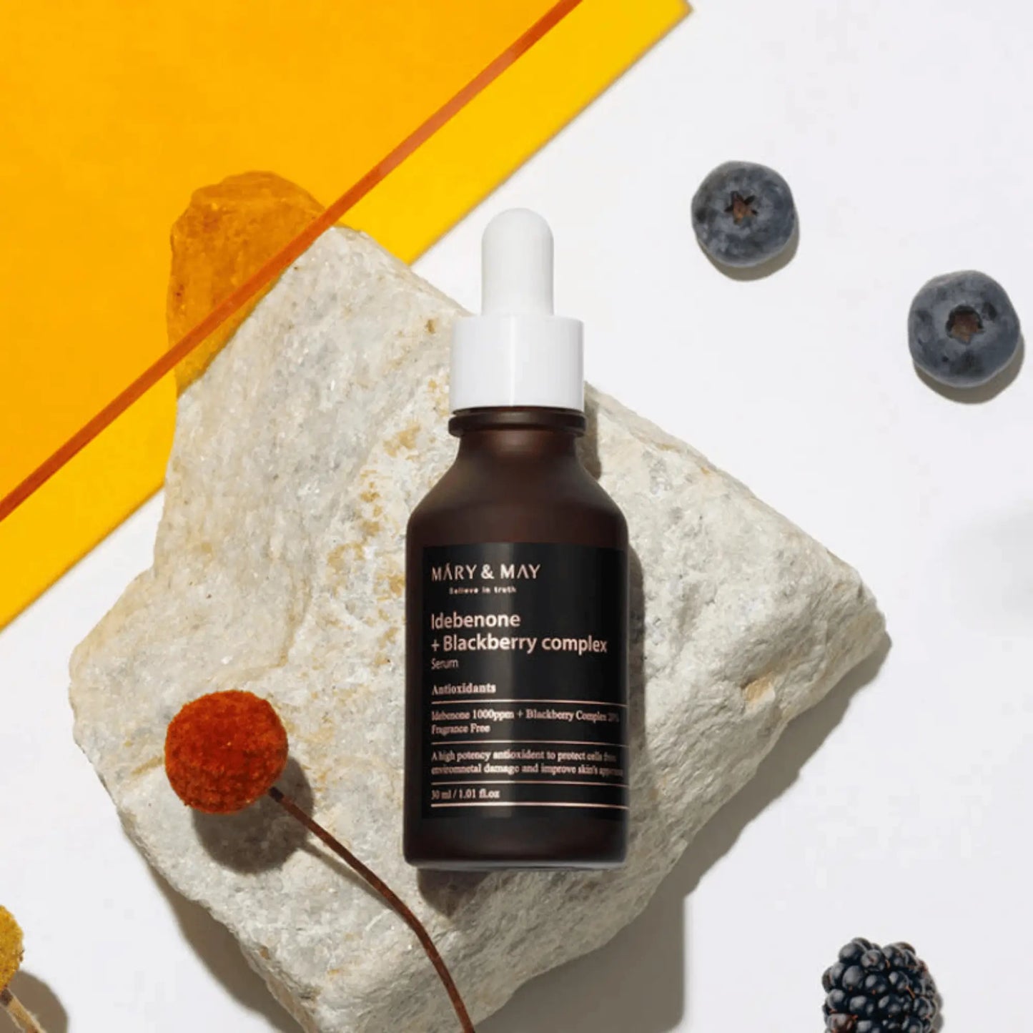 Mary & May Idebenone + Blackberry Complex Serum 30ml, sérum coreano antioxidante com idebenona e amora-preta, ajuda a reduzir rugas e revitalizar a pele, frasco com conta-gotas sobre tecido bege e amoras ao lado em fundo amarelo, cosmética coreana skincare k-beauty Portugal.