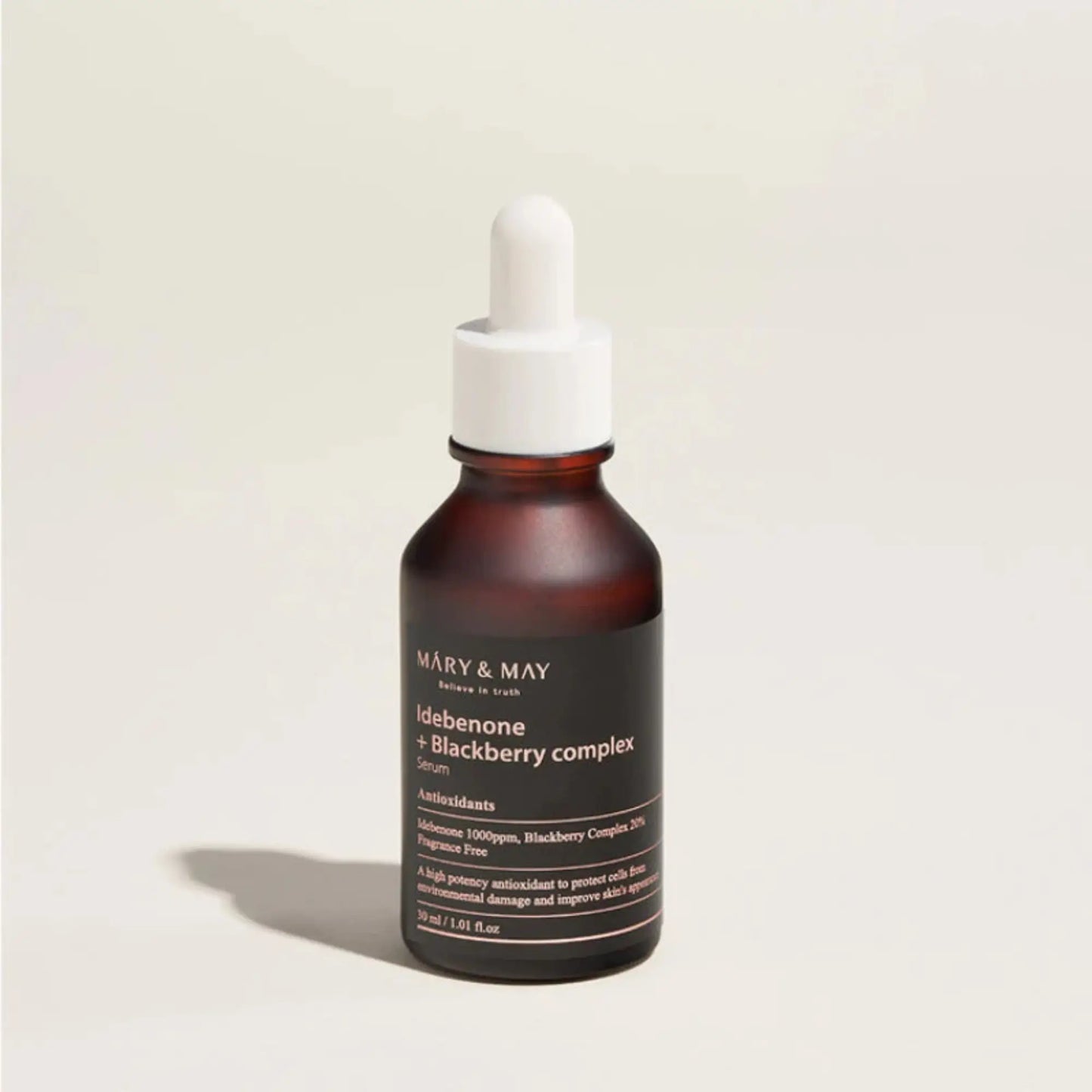 Mary & May Idebenone + Blackberry Complex Serum 30ml, sérum coreano antioxidante com idebenona e extrato de amora-preta, ajuda a reduzir rugas, melhorar elasticidade e dar luminosidade, frasco em pé com conta-gotas branco sobre fundo bege claro, cosmética coreana skincare k-beauty Portugal.