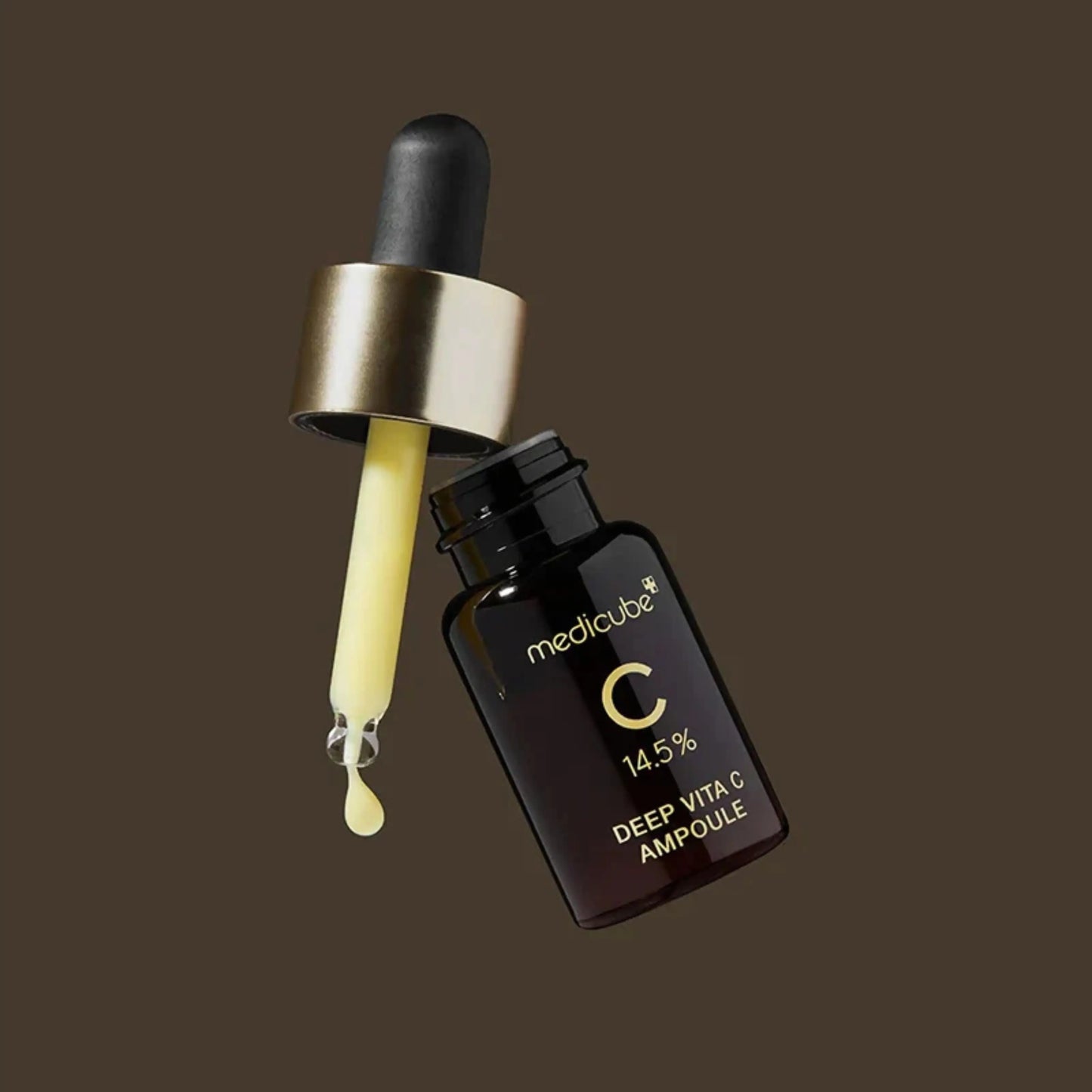 Medicube Deep Vita C Ampoule 2.0 – conta-gotas com textura amarelada a destacar a fórmula concentrada com 13,5% de vitamina C pura para iluminar e uniformizar o tom da pele, skincare k-beauty Portugal