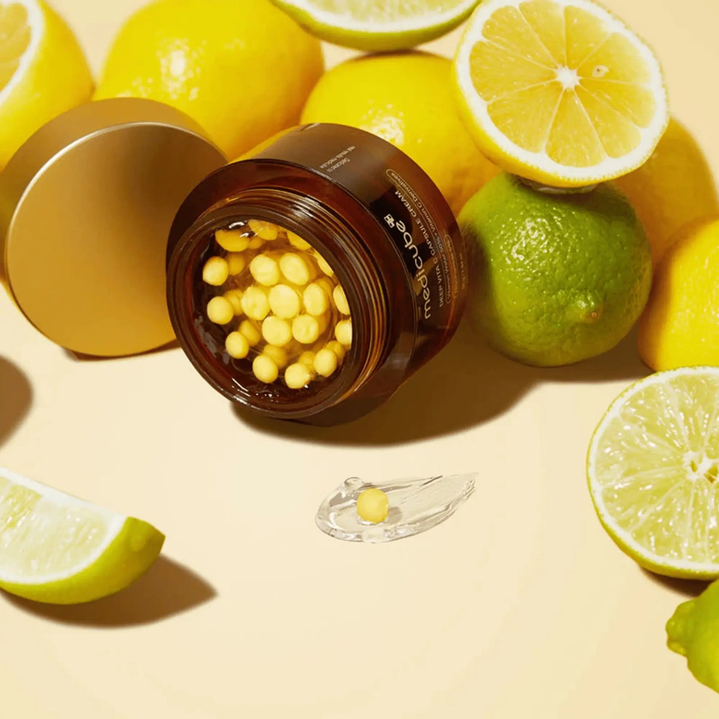 Medicube Deep Vita C Capsule Cream 55g, creme coreano facial antioxidante com cápsulas de vitamina C que iluminam a pele e reforçam firmeza, close-up das cápsulas douradas no interior do frasco, cosmética coreana skincare k-beauty Portugal.