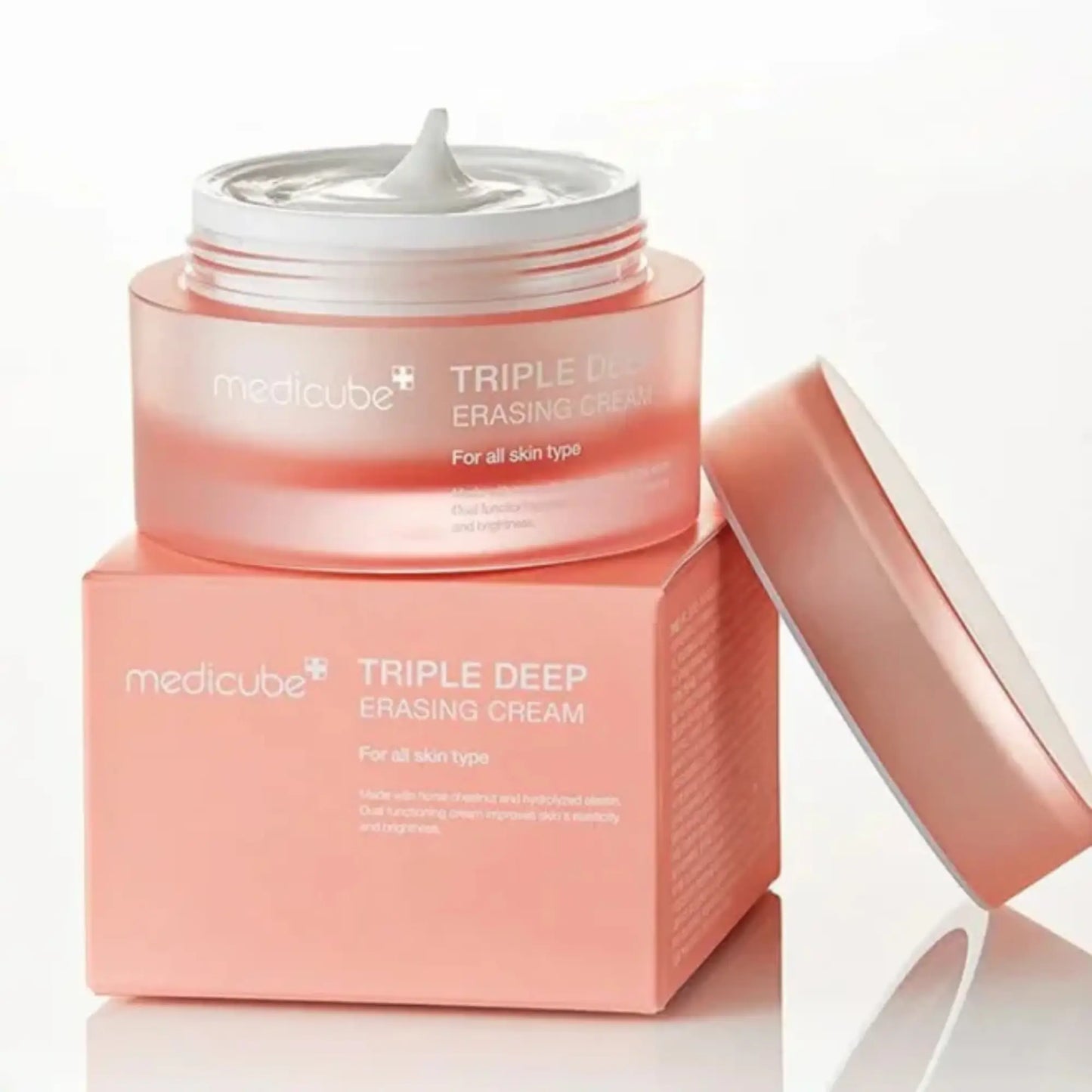 Medicube Triple Collagen Cream 4.0 50ml, creme facial coreano enriquecido com colagénio triplo e peptídeos que suavizam rugas e reforçam firmeza, frasco aberto com caixa ao fundo e aplicador metálico, cosmética coreana skincare k-beauty Portugal.