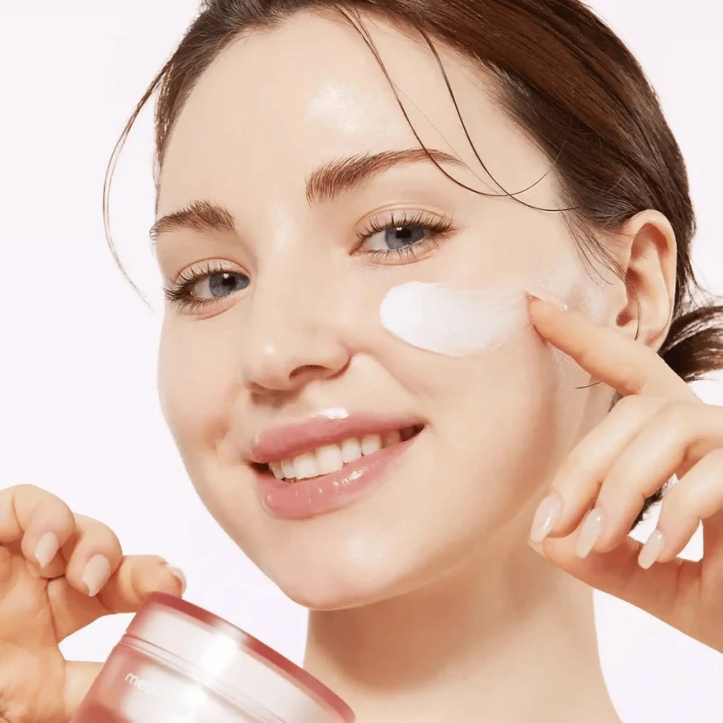 Medicube Triple Collagen Cream 4.0 50ml, creme facial coreano anti-envelhecimento com colagénio triplo e peptídeos para pele mais firme e luminosa, modelo a aplicar pontos de creme na face, cosmética coreana skincare k-beauty Portugal.